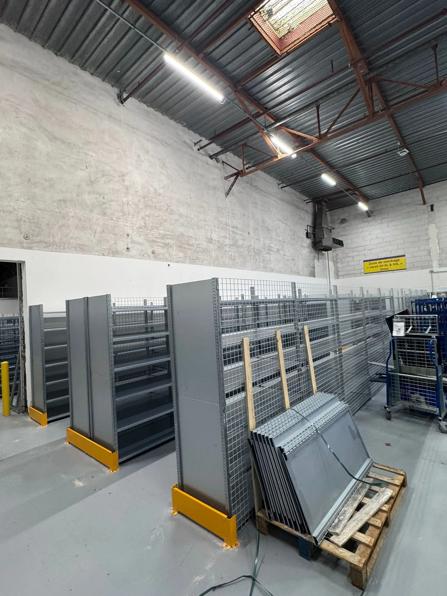rayonnage-metallique-reserve-magasin-grande-distribution-01.jpg.jpeg