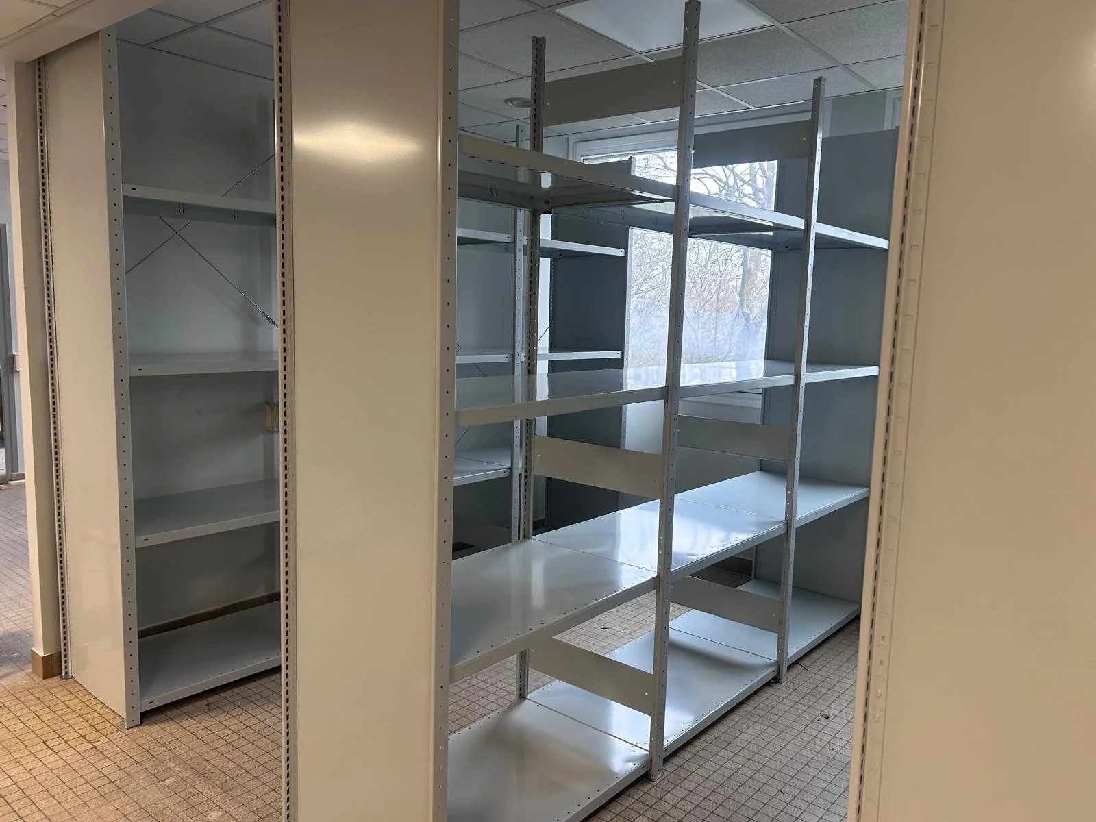 Aménagement de rayonnage industriel sur mesure pour un site universitaire