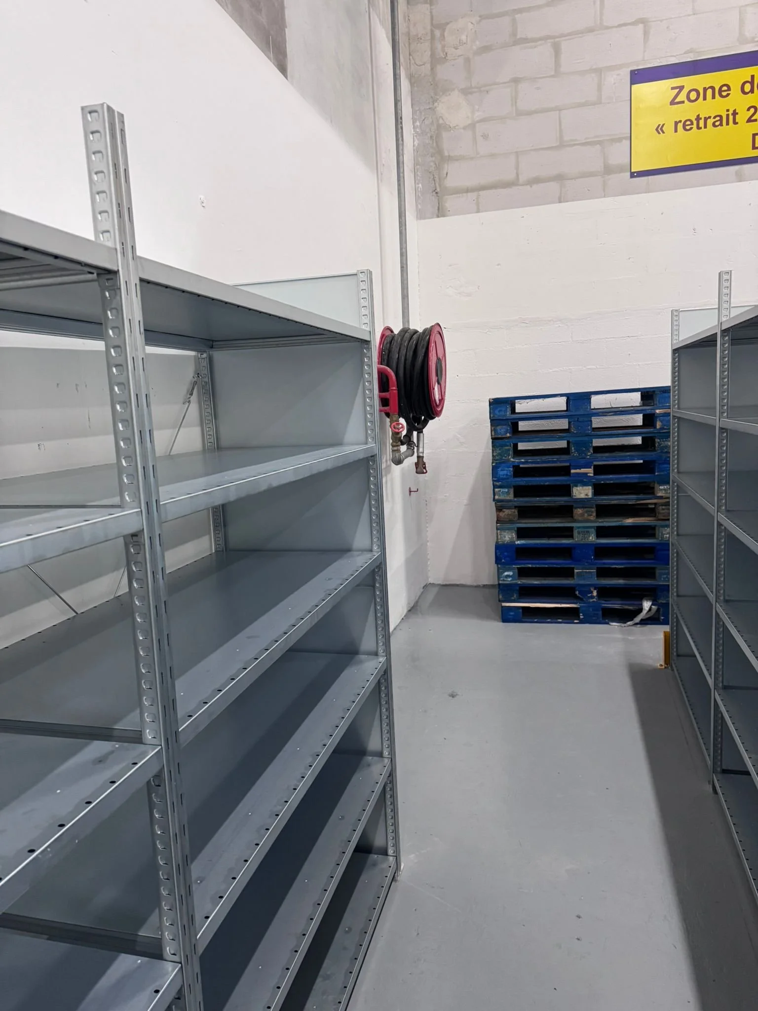 rayonnage-tablettes-stockage-interne-magasin-02.jpg.jpeg
