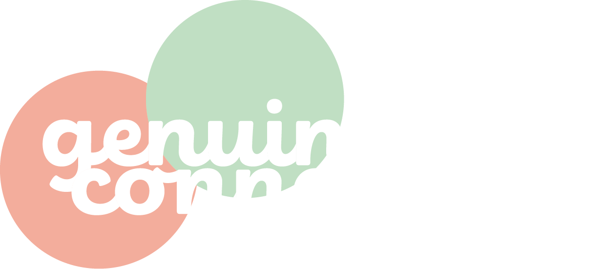 Texten "genuine connections" framför två överlappande cirklar, en rosa och en grön, på en transparent bakgrund.