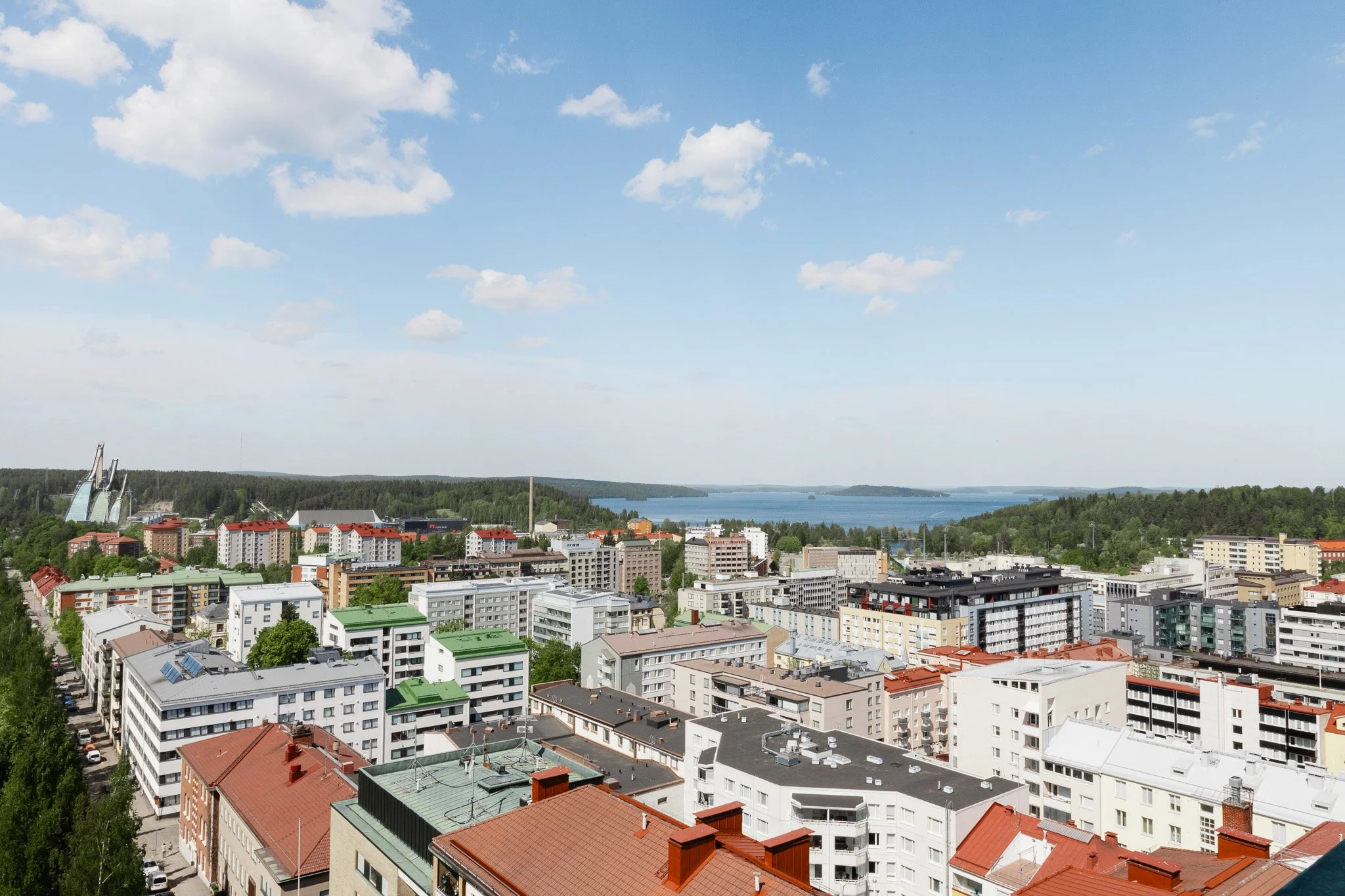 Fazerin tehdas Lahteen! Aivan mahtavia uutisia kes&auml;kuumalla. Parin viikon p&auml;&auml;st&auml; on 150 henke&auml; t&ouml;iss&auml; ty&ouml;maalla ja tehdas alkaa nousta. T&ouml;it&auml; lahtelaisille, verotuloja kaupungille ja makeisia maailmal