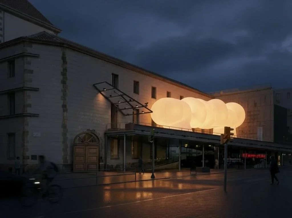 Edificio con iluminación artística nocturna que consiste en varias bolas grandes de luz en la fachada.