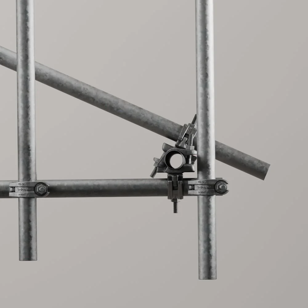 Estructura de andamio de metal con un soporte para tubos en un fondo gris.