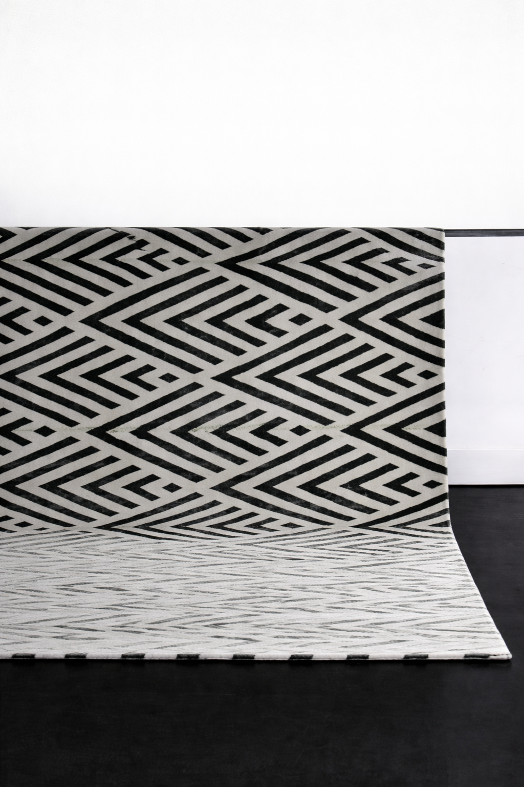 TEMPOA FLOOR RUG - BLACK