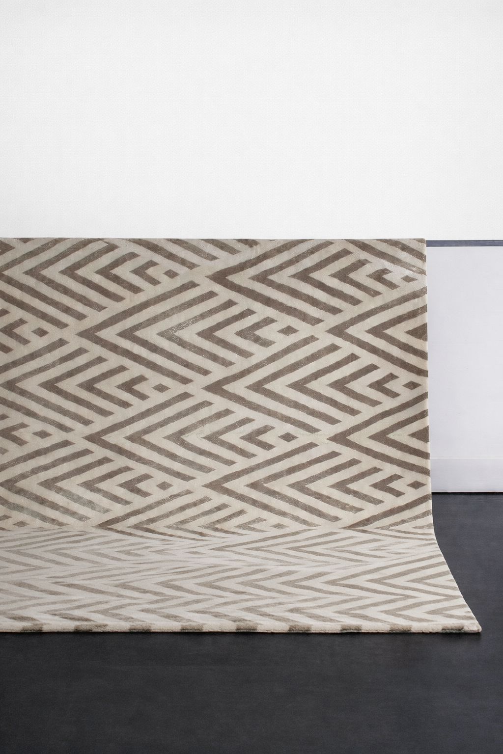 TEMPOA FLOOR RUG - BROWN