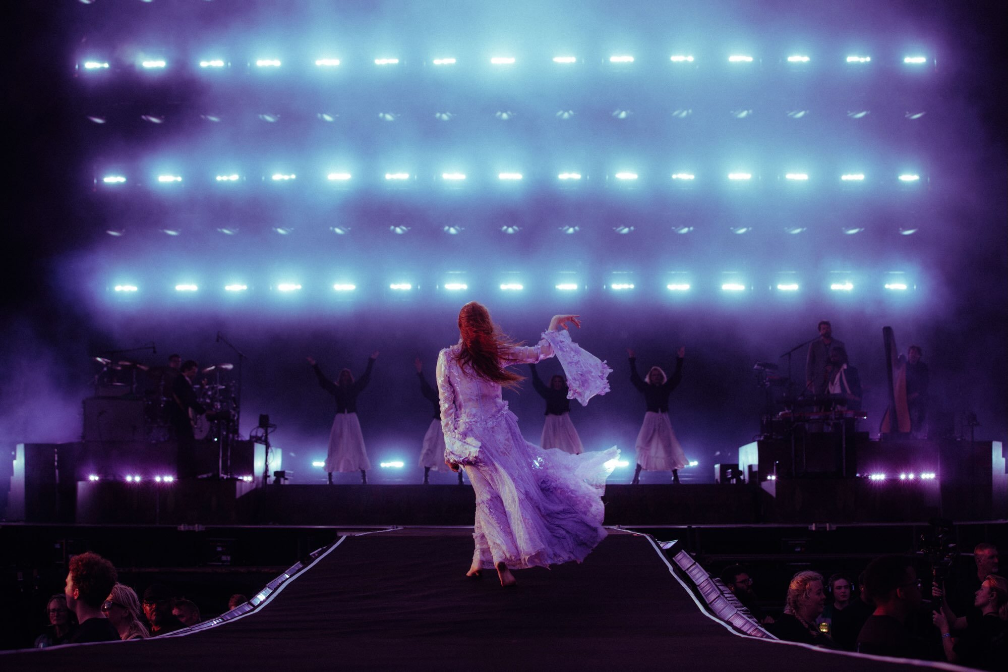 @florenceandthemachine

Creative Director | @mollyjane_x
Production &amp; Lighting Designer | @studingley @silenthousegroup
Lighting Programmer | @tylersantangelo
Lighting Director | @alexmcmanus.lighting
Screens Producer | @gabrielcoutudumont @silen