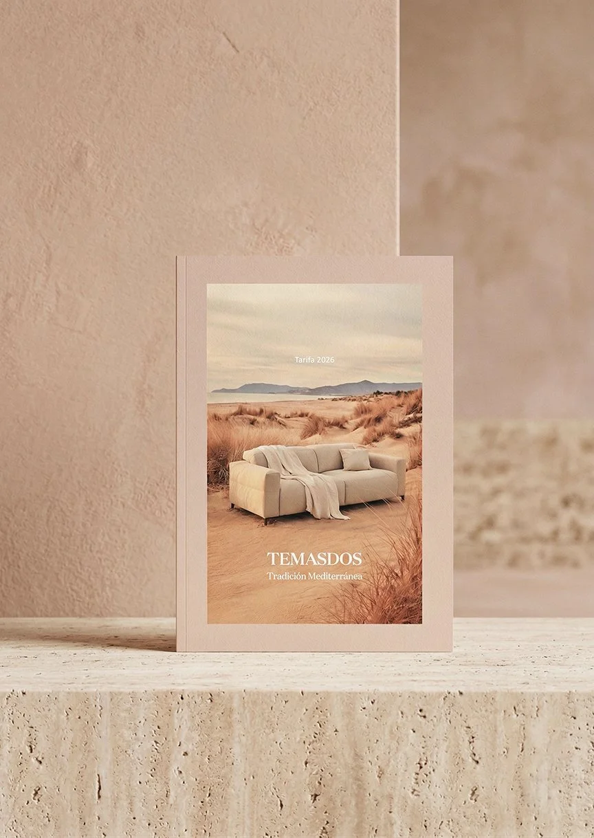 Portada de un catálogo de muebles con sofá blanco en un paisaje de dunas en tonos beige y marrón, con texto que dice "Tarifa 2026" y "Temasdos Tradición Mediterránea".