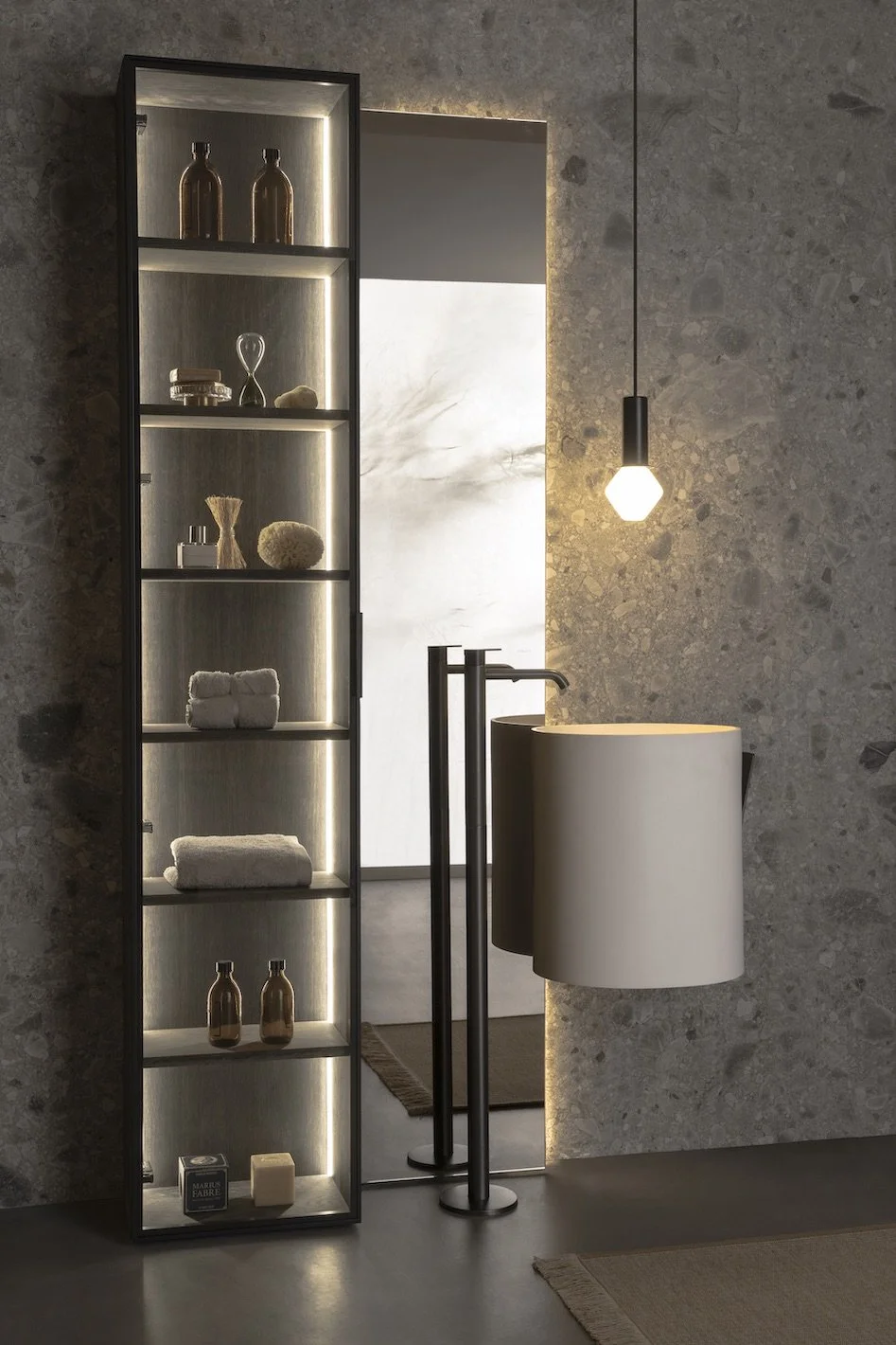 Estantería con decoraciones, lámpara colgante, pared de piedra y espejo en un ambiente moderno y minimalista.