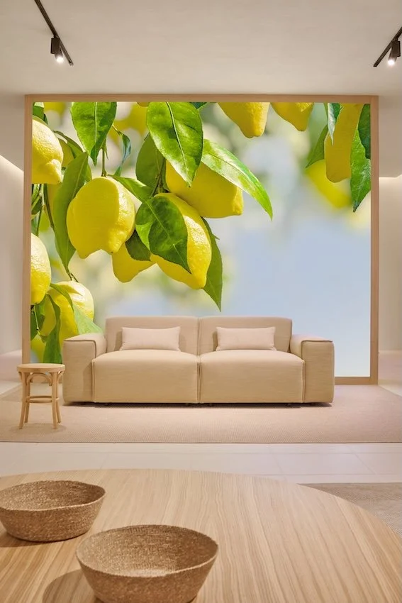 Sala con póster de limones y hojas en la pared del fondo.