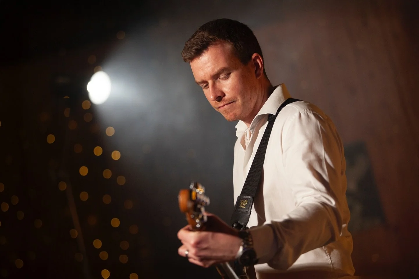 Meet Alex, our very own Brian May. Listen out for his tasty guitar solos and mortgage advice. @alex.budd93 #guitarlife #weddingband Photography credit: @leethompsonimages