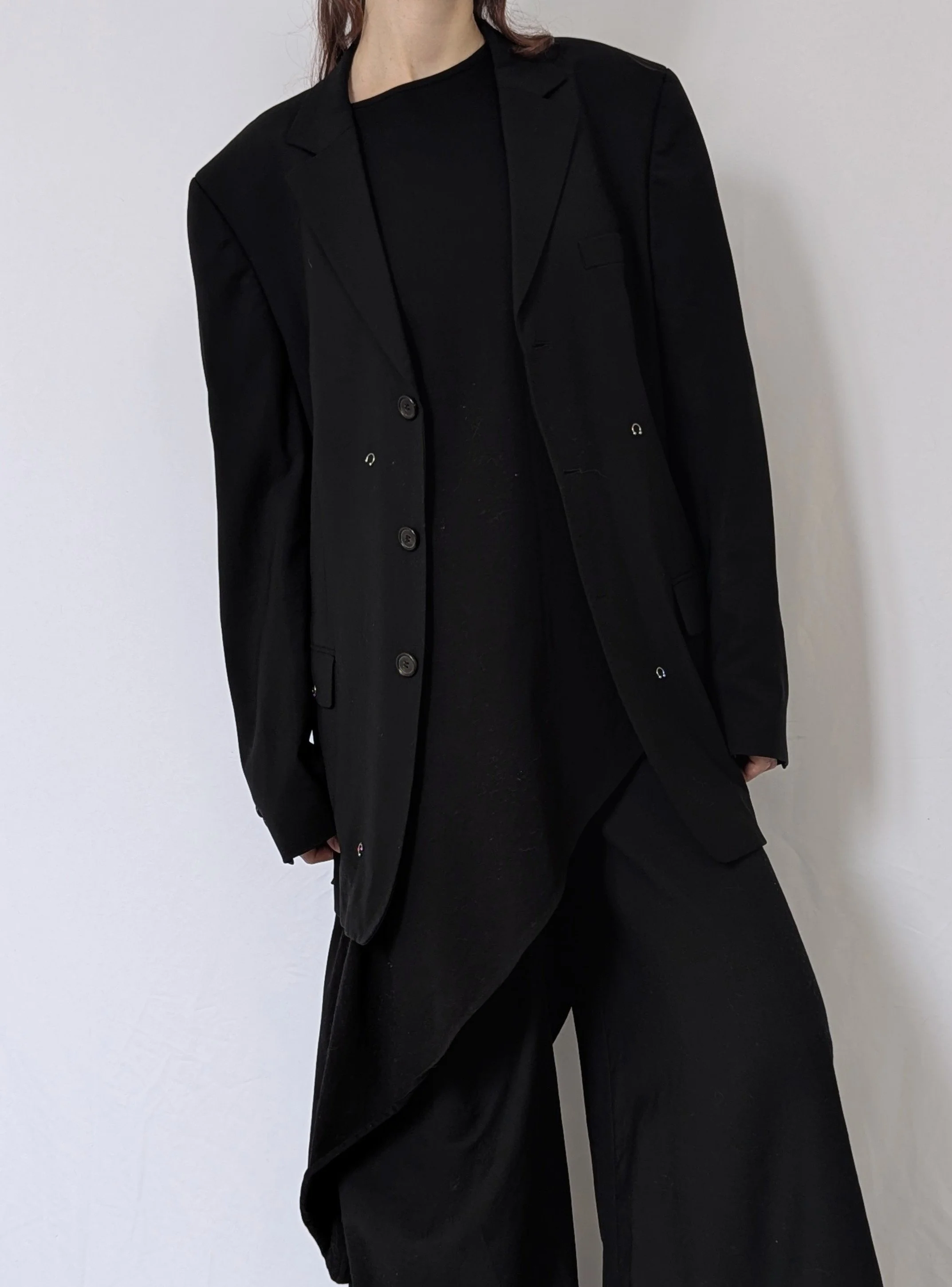 Blazer upcyclé avec piercings brodés