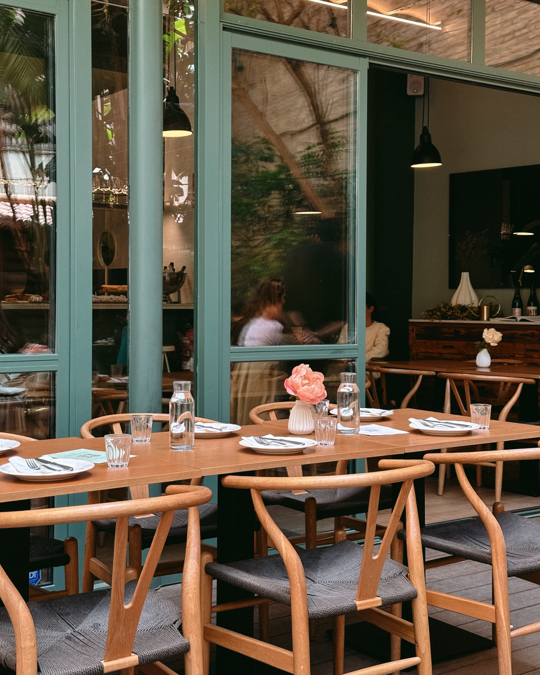 Aeroplano.Coffee in Sant Gervasi, Barcelona, serving specialty coffee in a calm garden setting