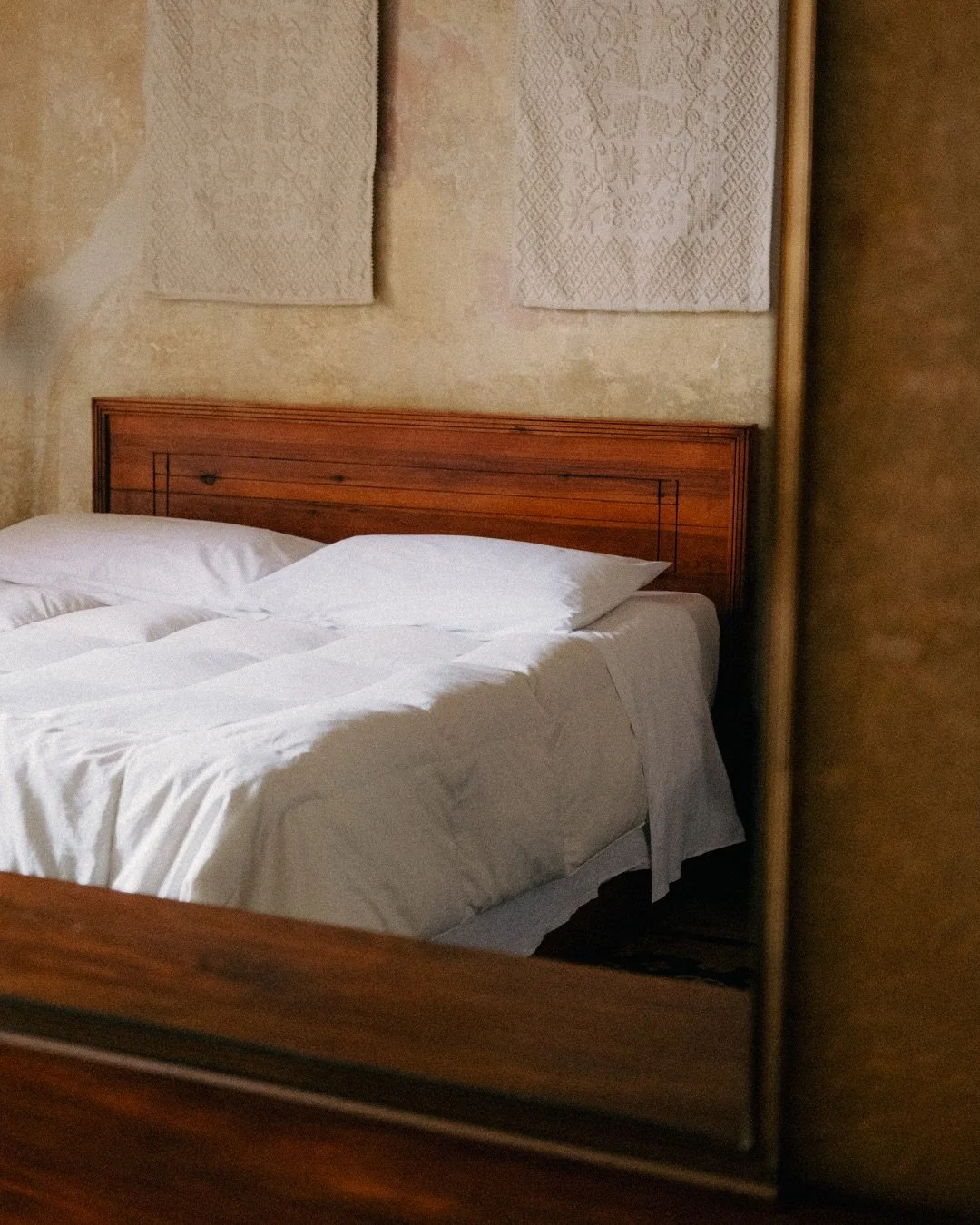 A quiet stay at Domo Piazza San Pantaleo in Sorso, a space carefully curated by the owners, filled with hand-sourced vintage pieces from across Europe.

Everything here feels balanced: warm light, aged textures, the calm rhythm of Sardinia.

We photo