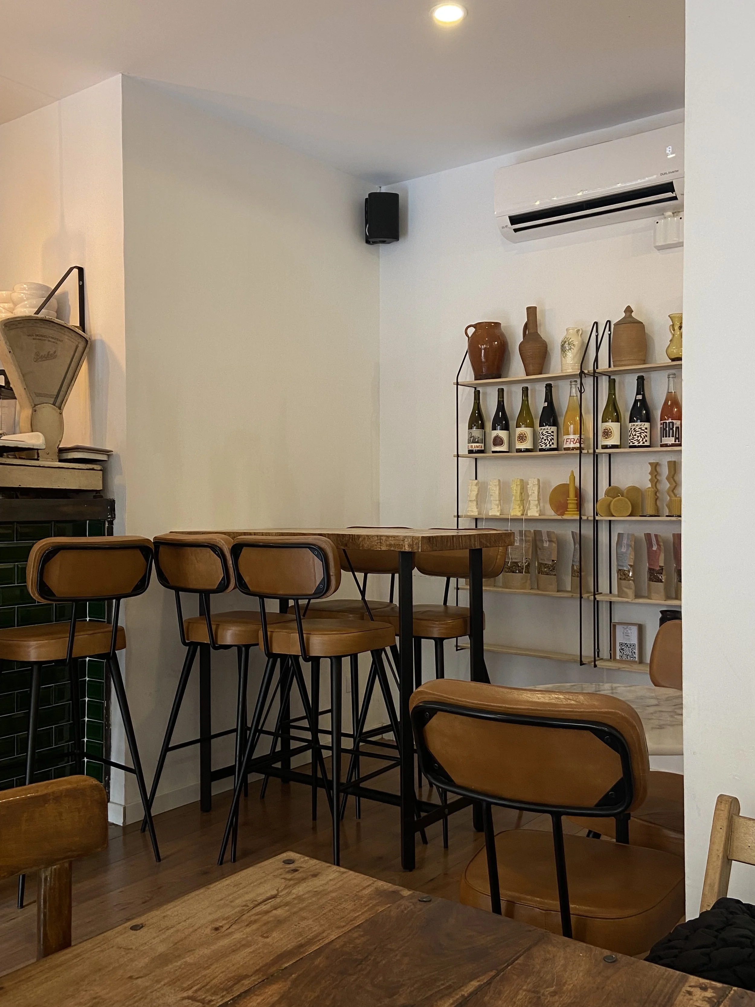 Raw Studio Barcelona, a neighborhood café in Sarrià serving seasonal breakfasts and quality coffee
