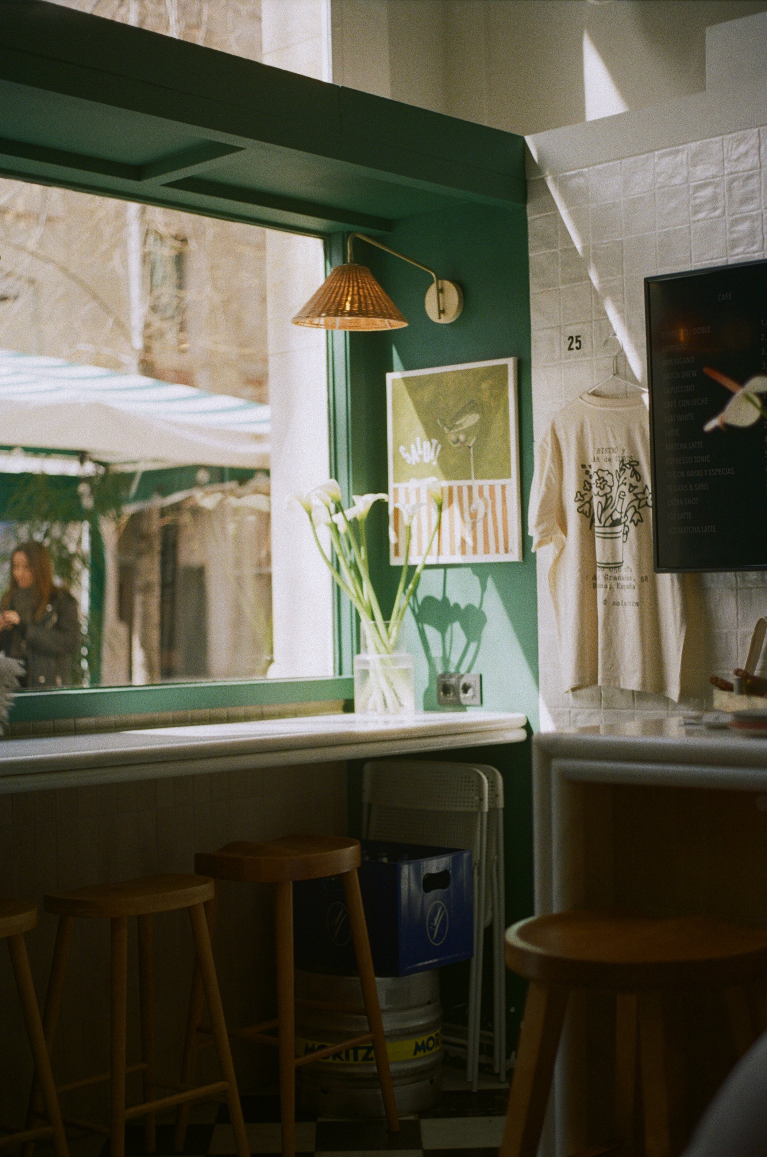 Salut Bistro Barcelona, a cozy restaurant on Enric Granados serving brunch and dinner with local dishes and wines