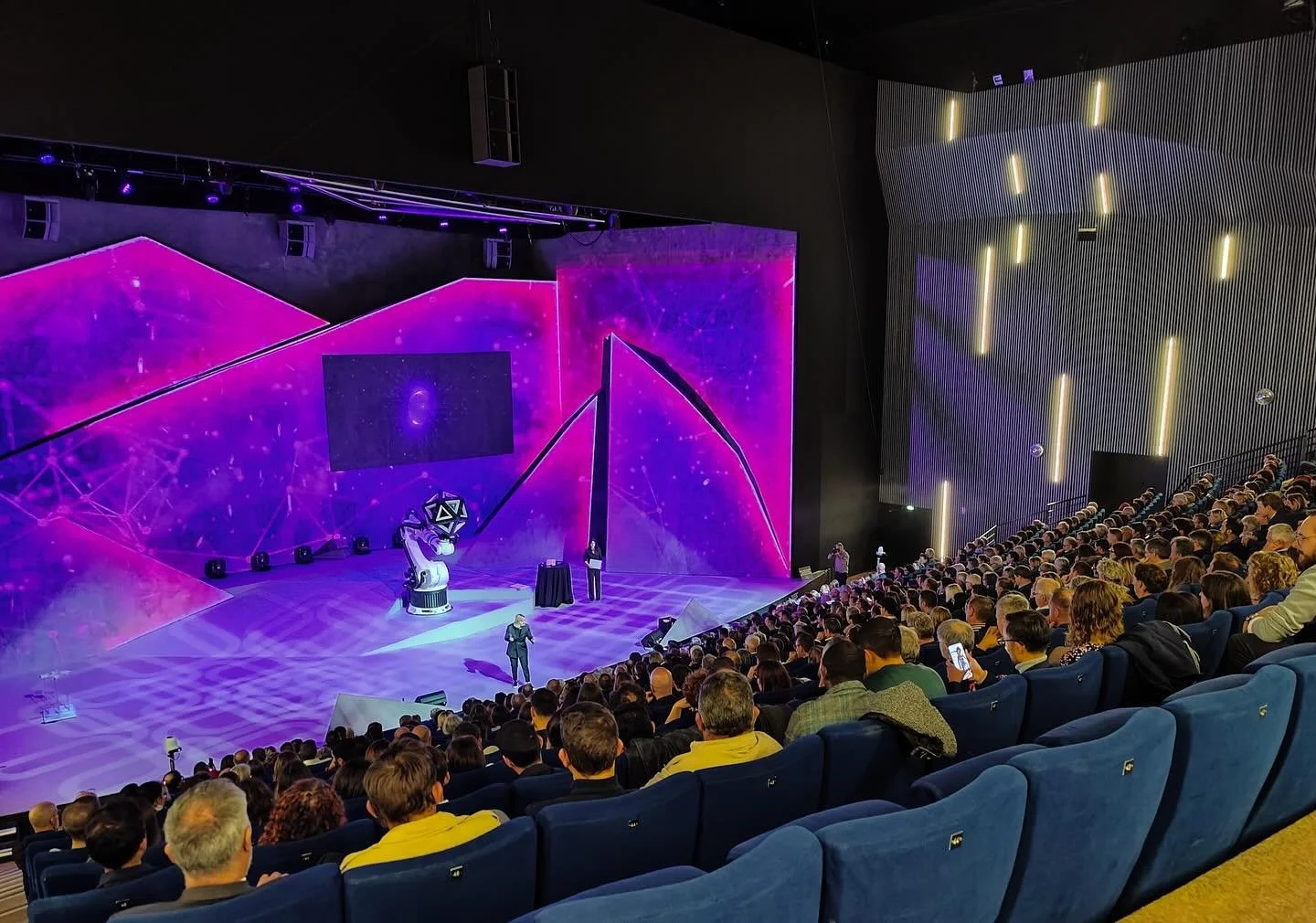 Je vous avais dis que je vous parlerai de cet &eacute;v&eacute;nement incroyable dont j&rsquo;ai eu l&rsquo;honneur de faire l&rsquo;ouverture au @futuroscope pour une assembl&eacute;e de 600 personnes 🔥
Heka mon IA digitale a fait une nouvelle fois