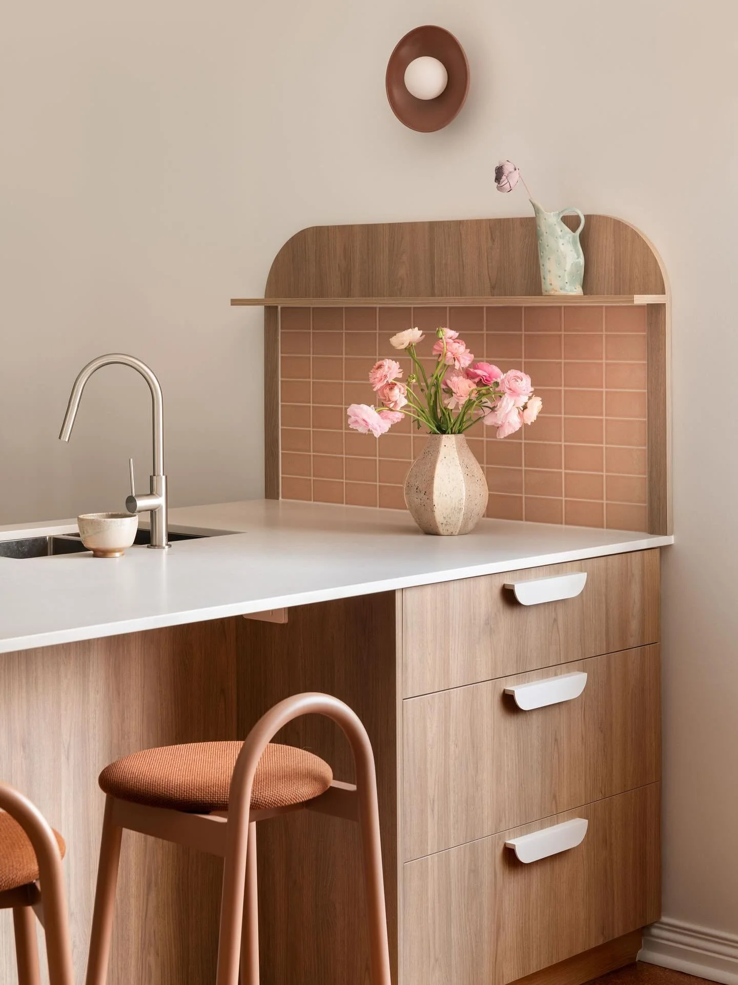 We're obsessed with the final result of our latest kitchen reno! Our favourite 3 design features are&hellip;

1 - The side-splash! She may not have been necessary, but she's a total game-changer. We curved her off, built the frame to precision (so th