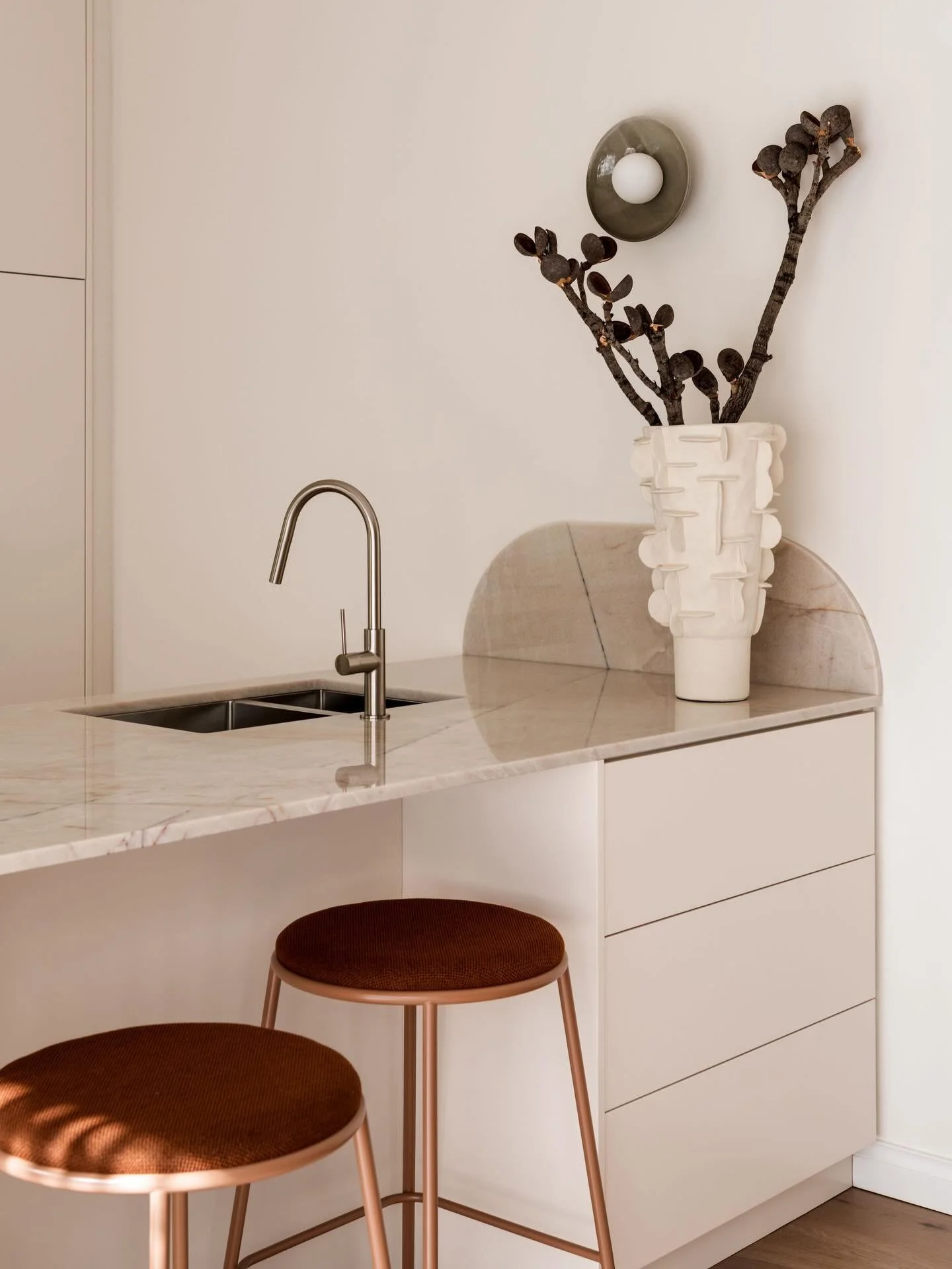 When cabinetry hits a wall&hellip;why stop there?

A little side-splash like this works hard and looks so sweet. Why it works:

🤎 Creates a thoughtful design detail
🤎 Keeps the wall cleaner for longer
🤎 Lets your stone have a second moment in the 