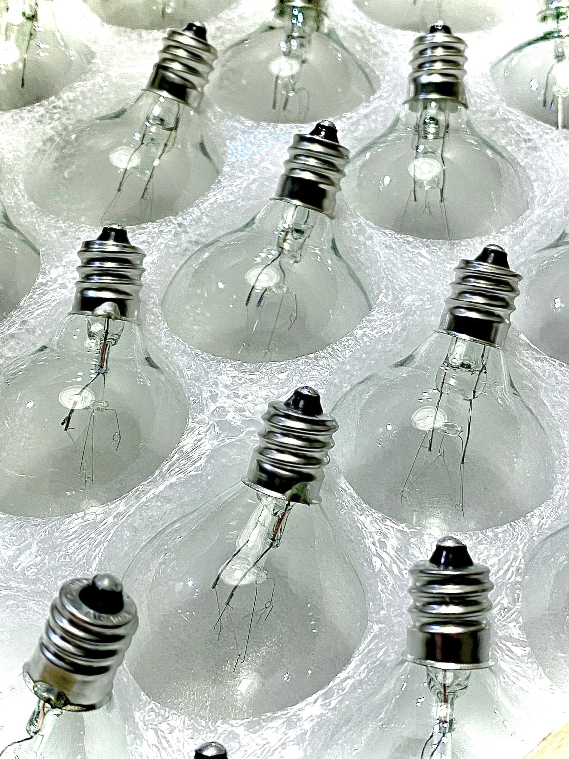 EDITORIAL (Lightbulbs)