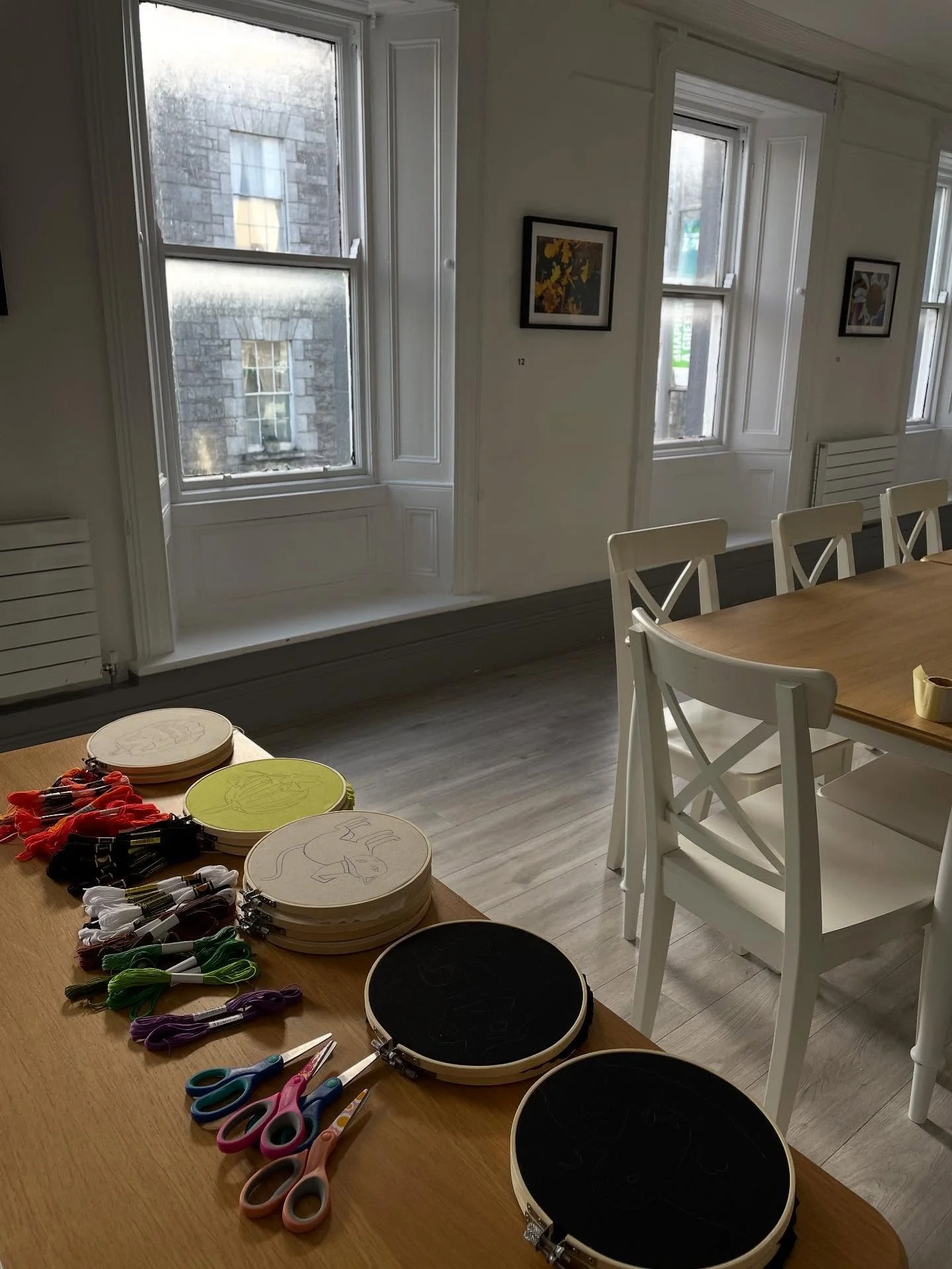 Halloween break embroidery workshops as part of @hullabaloofestival_offaly in @eskerarts 🪡 🎃 

What a fun experience in a beautiful venue.

#EllieCullenArt