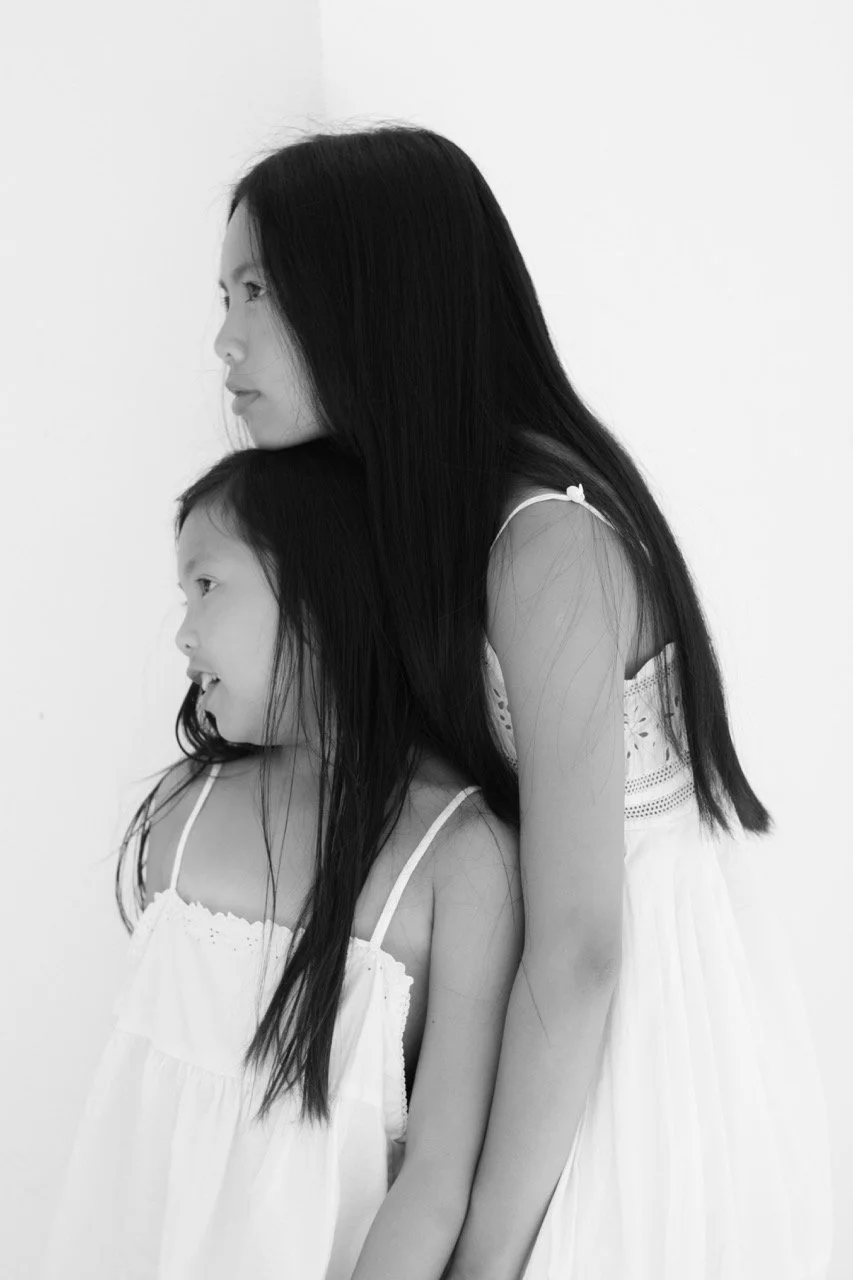 sisterhood family lifestyle photography by Noa Nguyen, available in Tokyo, Saigon and Paris.