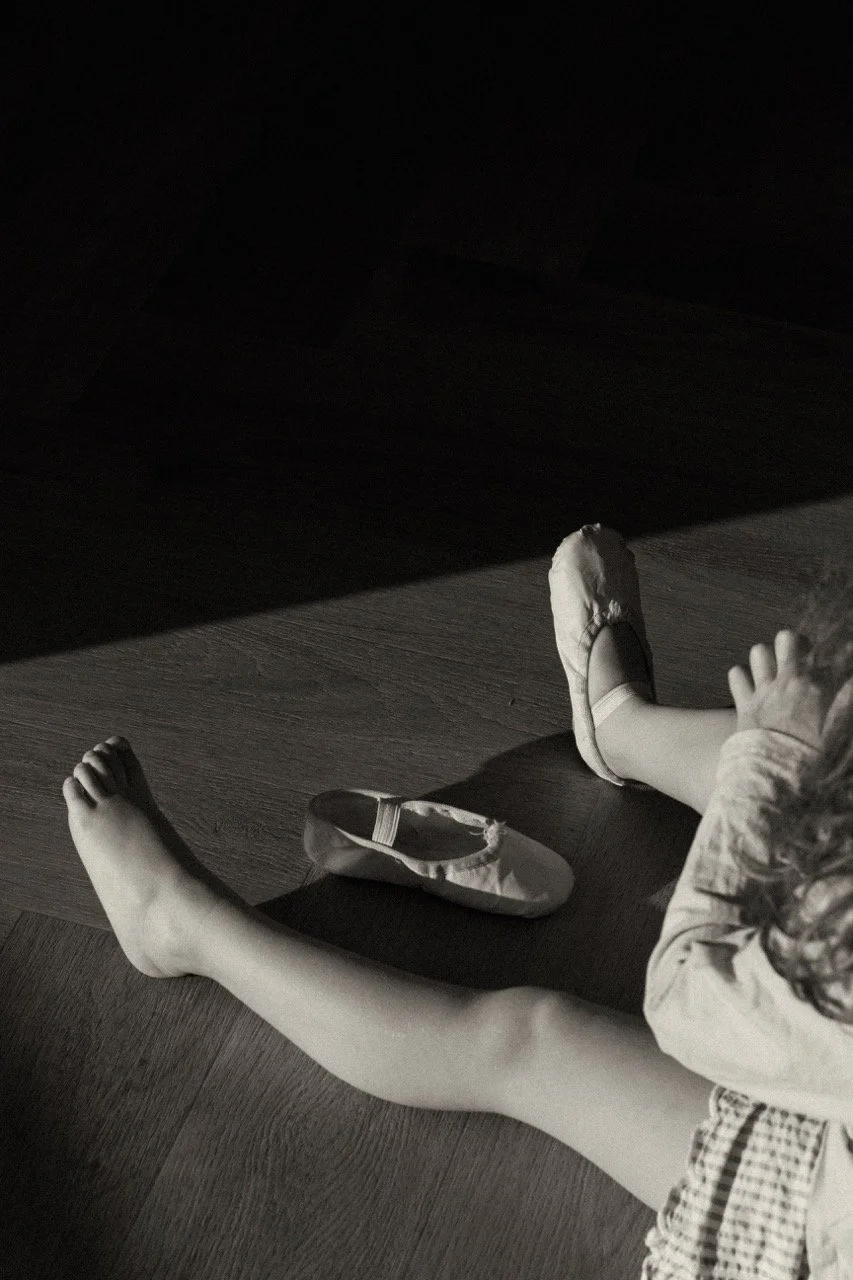 Family lifestyle childhood photography by Noa Nguyen. captured the growth of young kid. daily moment, unposed, raw, honest.
