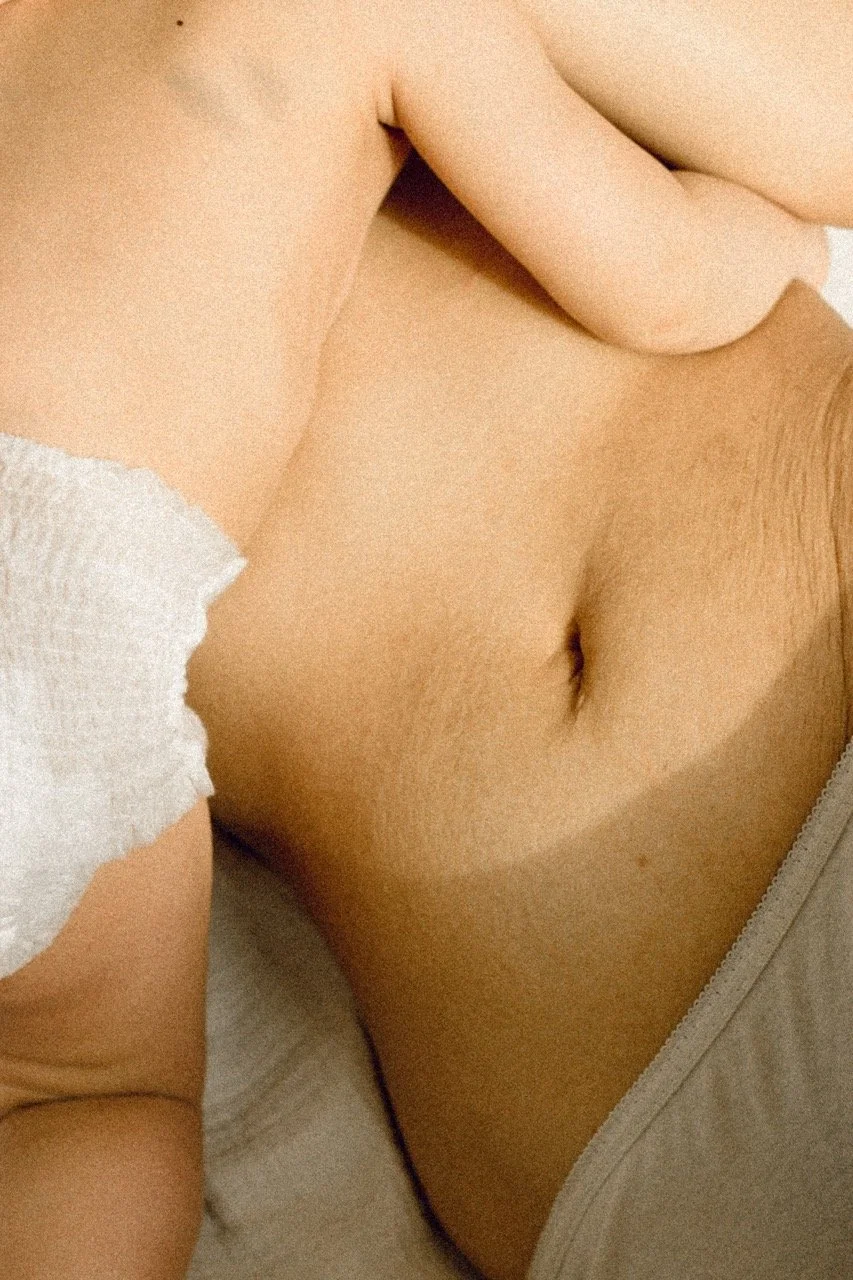 baby resting on a mother's body, skin on skin moment — a quiet detail from the early days. Intimate toddler photography in Tokyo capturing what is often unseen in motherhood, quiet love, tenderness mother life.