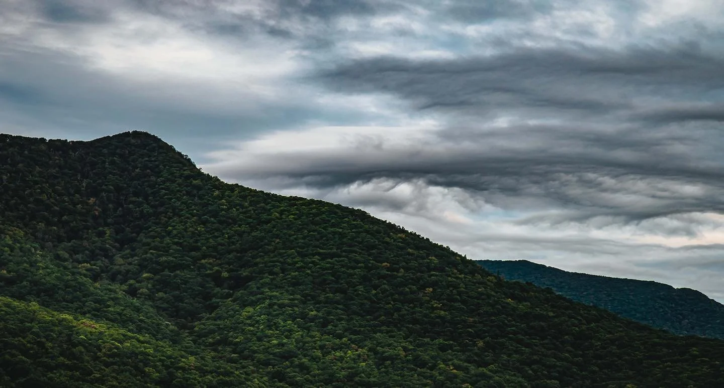 Storms A Brewing. 

#mountain#mountains#storm#clouds#stormclouds#stormsabrewin#northcarolina#ncmountains#blueridgemountains#photography#dramaticclouds#cloudphotography