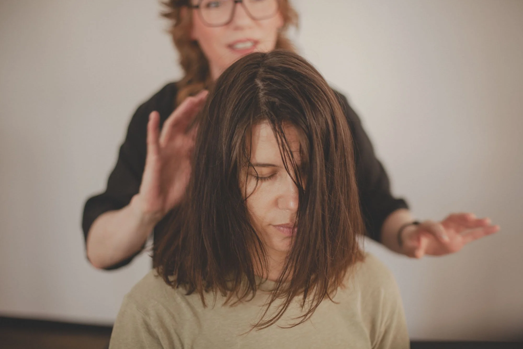 Friseur in Leipzig Innenstadt spürt sich in dein Haar hinein.