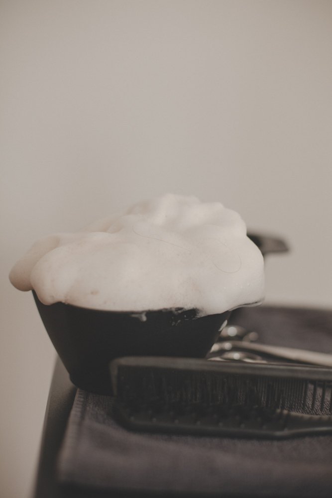 Dein Naturfriseur in Leipzig reinigt dein Haar.