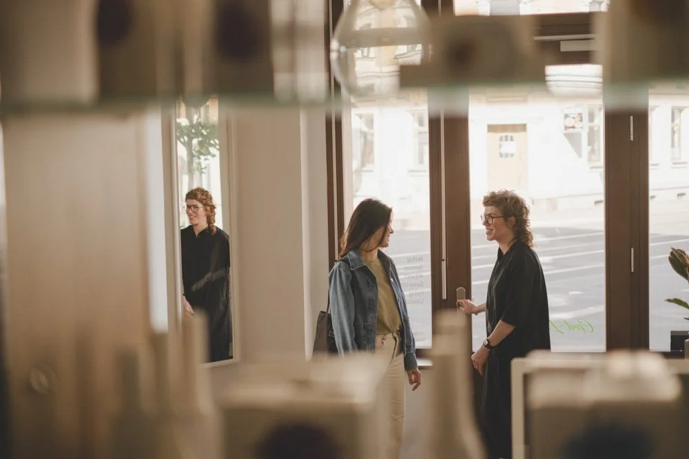 Dein Friseur in Leipzig Innenstadt begrüßt ihre Kundin an der Tür.