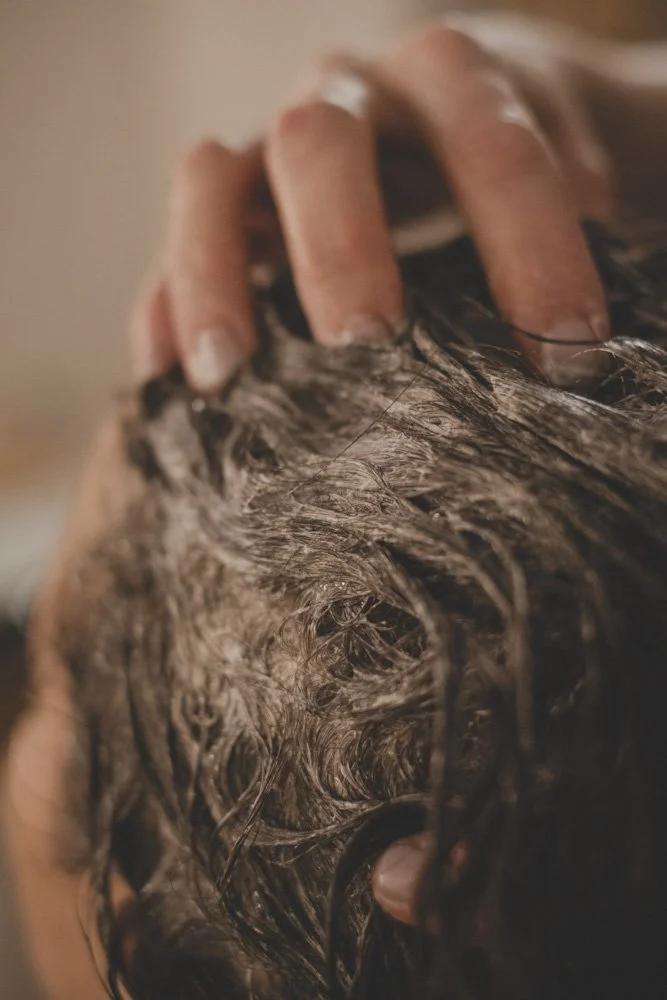 Dein Naturfriseur in Leipzig wäscht dein Haar von Grund auf.
