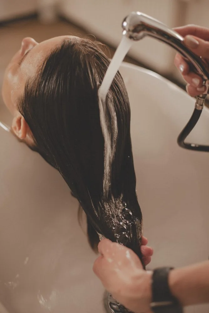 Friseur in Leipzig Innenstadt wäscht mit Sorgfalt.