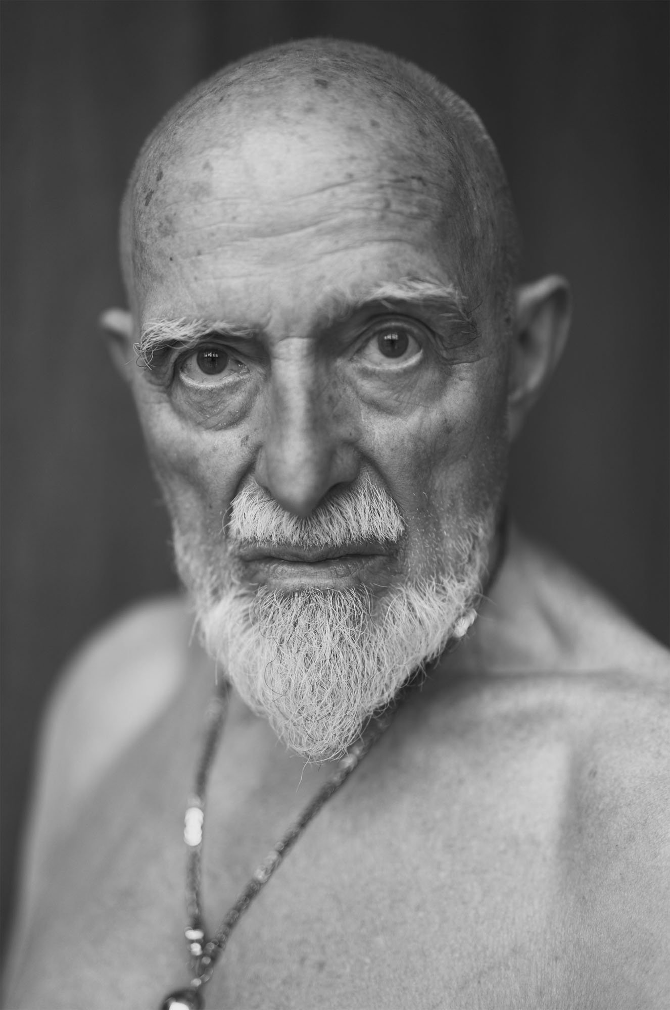 Schwarz-Weiß-Porträt des deutschen Malers und Bildhauers Markus Lüpertz. Aufgenommen im Mai 2025.