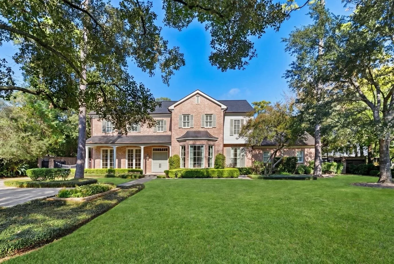 With 5 bedrooms and 6.5 bathrooms, 8 Tokeneke Trail is the largest home we&rsquo;ve staged to date, and to say we fell in love would be an understatement! Every detail of this home is perfection and we can&rsquo;t wait to congratulate the lucky buyer