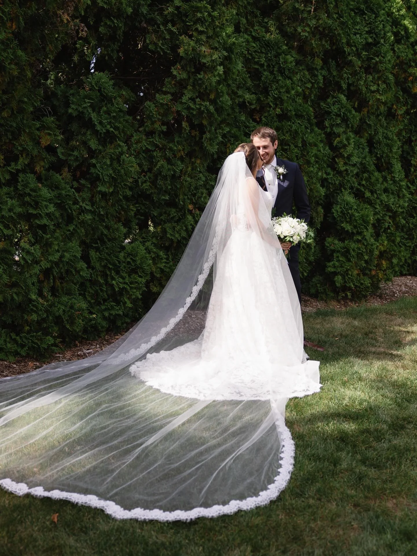 Audrey's veil was simply stunning against the golden glow of September sun ✨ dreaming of warmer weather today! ❄️

📸 ss for @visualedgestudios 
📍 @bear_mill_estate