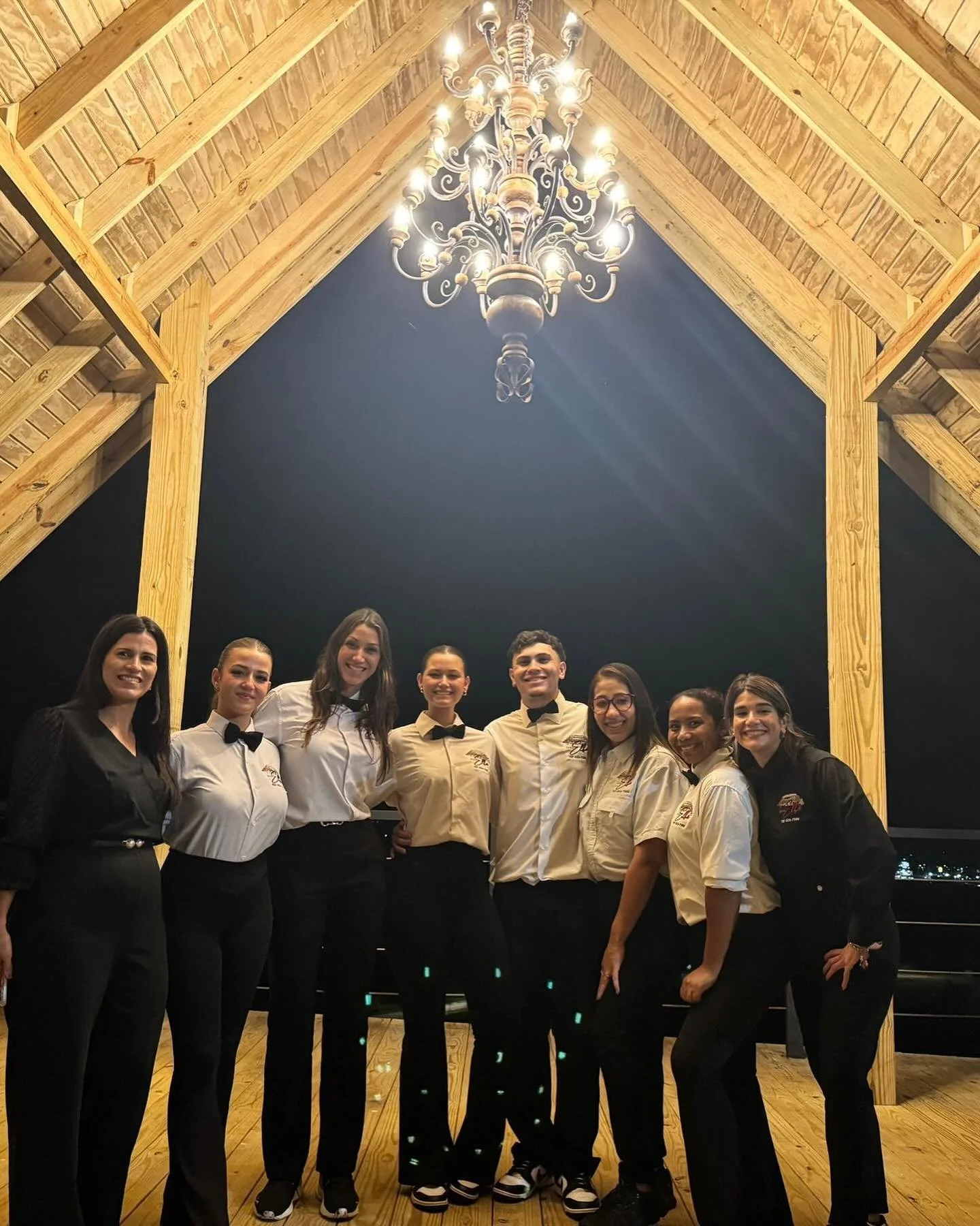 Detr&aacute;s de cada evento hay un equipo de trabajo dando el 200% para que cada detalle quede perfecto y sea inolvidable. Nos distinguimos en hacer que cada invitado se lleve una incre&iacute;ble  experiencia . Tu evento adem&aacute;s de un lugar m