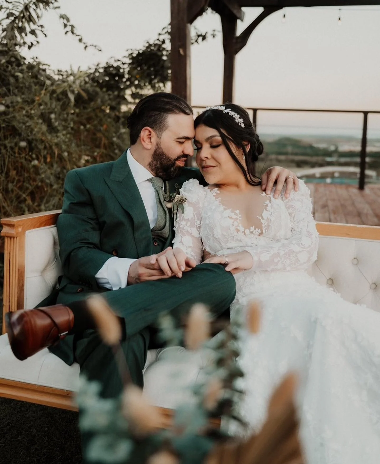 🤵🏻&zwj;♂️👰🏻&zwj;♀️ A moment wrapped in love, where the world fades and it&rsquo;s just us, forever intertwined.

Wedding Planner: @xiomaratheplanner 
Photography: @jrphotographypr 

Para cotizaciones de eventos, comun&iacute;cate directamente con