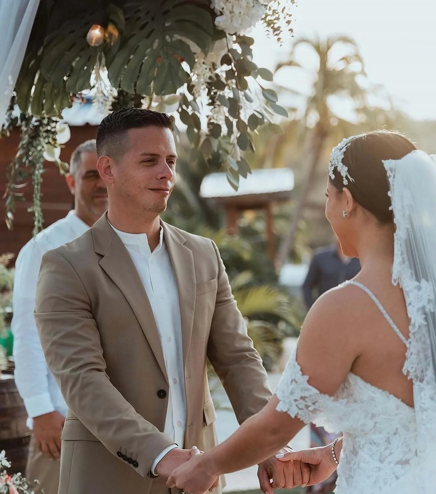 &ldquo;The best thing to hold onto in life is each other.&rdquo; &mdash;Audrey Hepburn.

Photo: @carloscaraballophotographer 

&iquest;En busca de cotizaciones para tu evento ideal? Comun&iacute;cate con nosotros a trav&eacute;s de mensaje de texto o