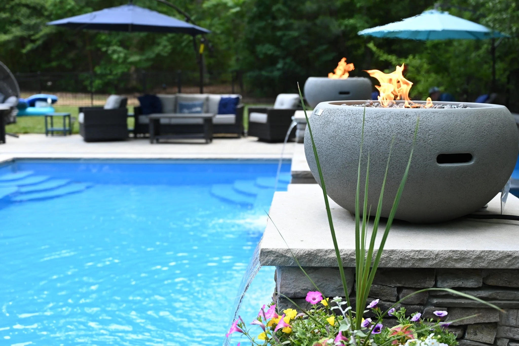 Create the perfect mood with custom fire bowls and water features. 

Check out our website to learn more. Link in bio. 

#OakValleyCustomHardscapes #OakValley #PaverPatio #HardscapeDesign #OutdoorLiving #HomeUpgrade #ProjectGallery #Pool #CustomPools