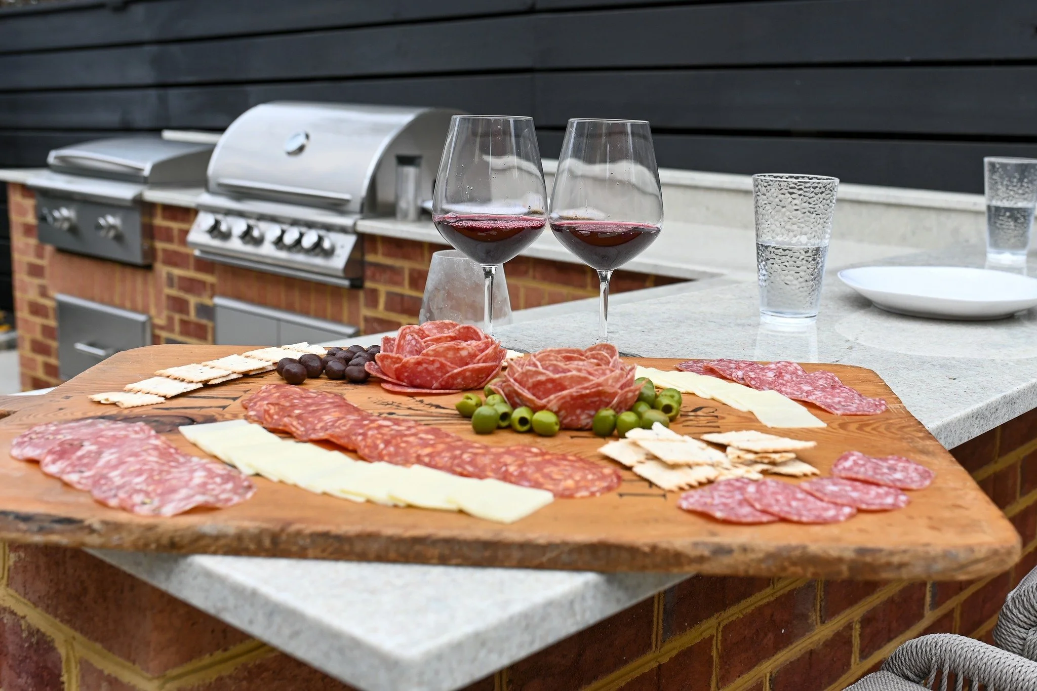 Unwind, entertain, and elevate your evenings. A custom outdoor kitchen makes every gathering one to remember.

#OakValleyCustomHardscapes #OakValley #PaverPatio #HardscapeDesign #OutdoorLiving #HomeUpgrade #ProjectGallery #Pool