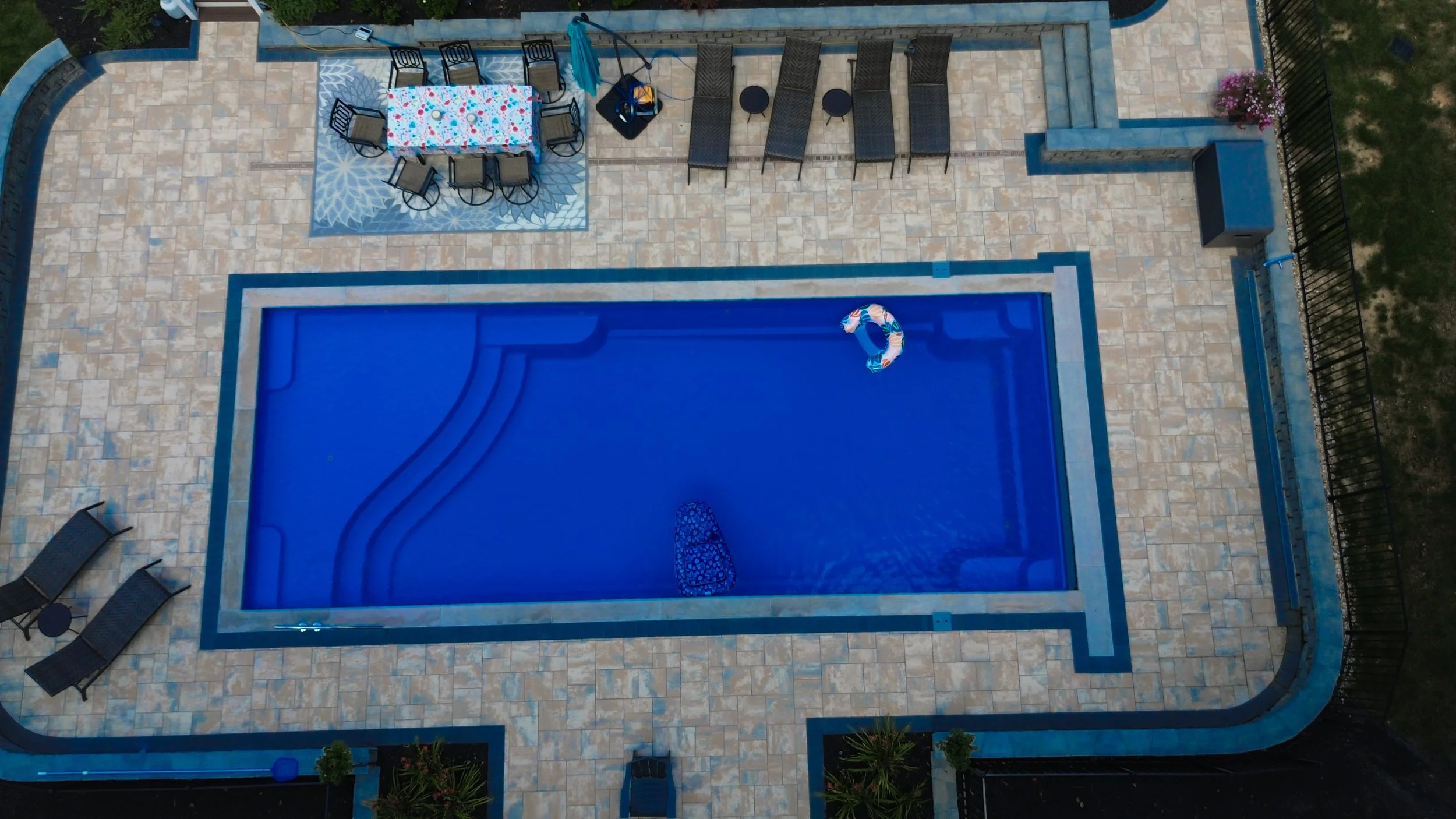 Best Ways to Decorate Around Your Pool for a Modern Look