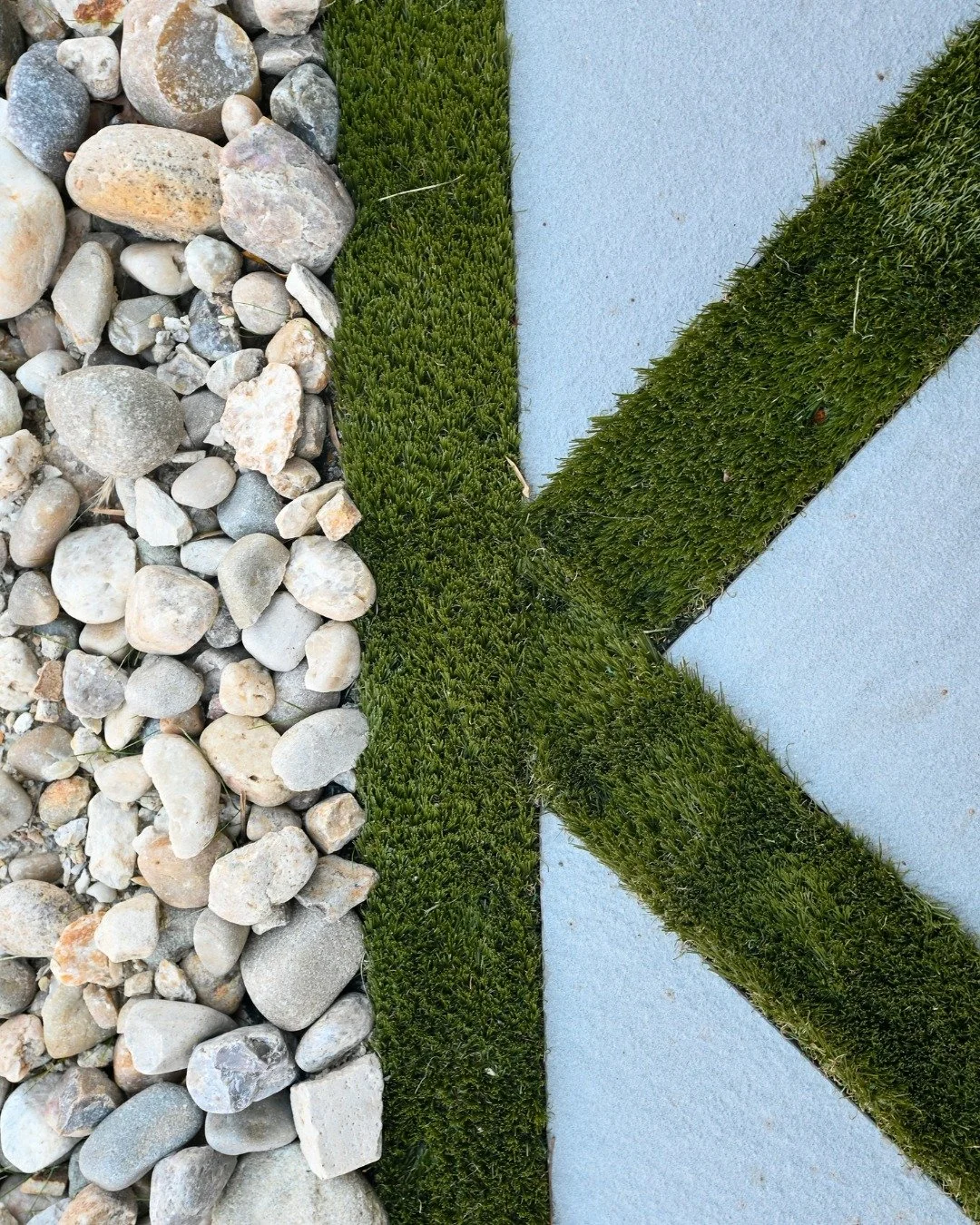 Clean lines and cohesive textures - We know it's all in the details. Contact us today and turn your outdoor dreams into reality!

#OakValleyCustomHardscapes #OakValley 
#PaverPatio #HardscapeDesign #OutdoorLiving
 #HomeUpgrade #ProjectGallery #Pool