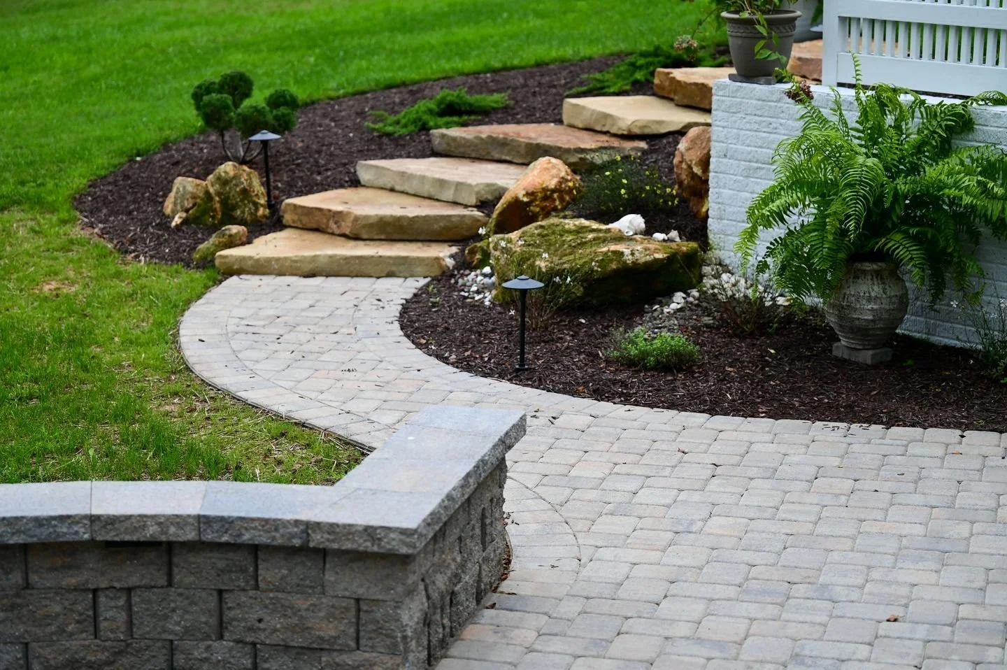 Seating walls create a seamless transition between your patio and landscape.

Visit our website to learn more. Link in bio.
