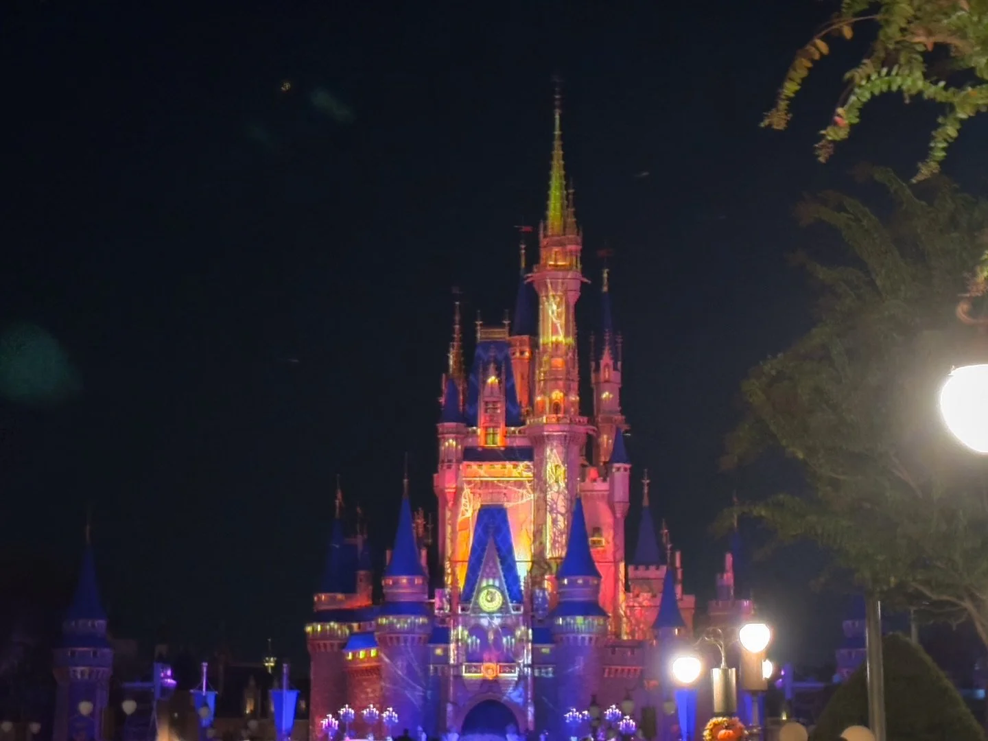 UPDATE FROM ORANGE COUNTY SHERIFFS OFFICE: ALERT: There is NO active shooter at Disney's Magic Kingdom. A fight occurred, and a &quot;popping&quot; sound was heard that we believe was a balloon.
Guests began running and that's how the active shooter 