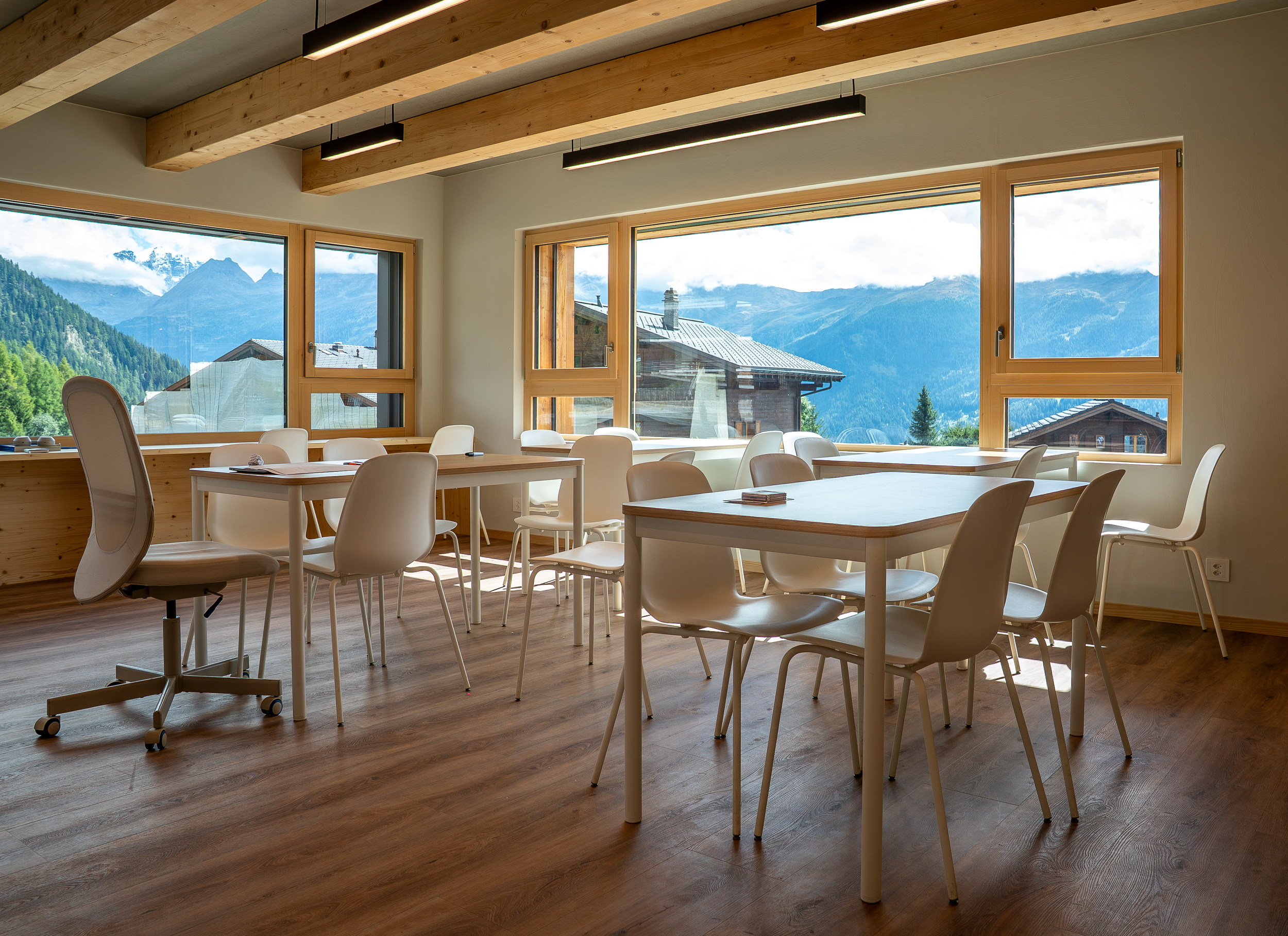 VIS - ARRIVAL DAY 25-04170.png