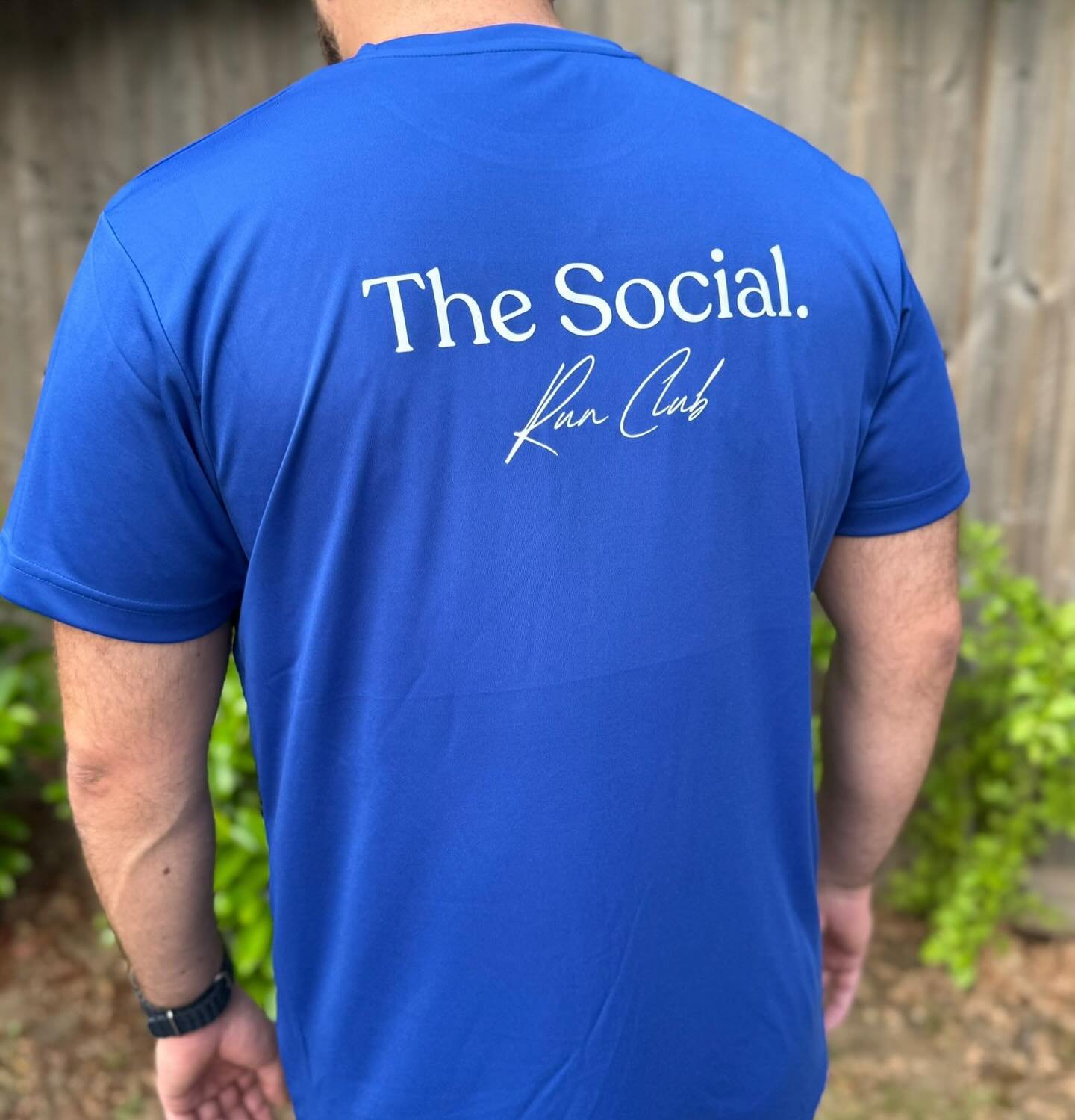 The Brand New Cobalt Run Club T-shirt is here.

Cobalt blue is associated with calmness, focus, and endurance all of which can be helpful during a run. It may help you stay mentally cool and composed, especially during longer efforts.

🔗 Follow the 