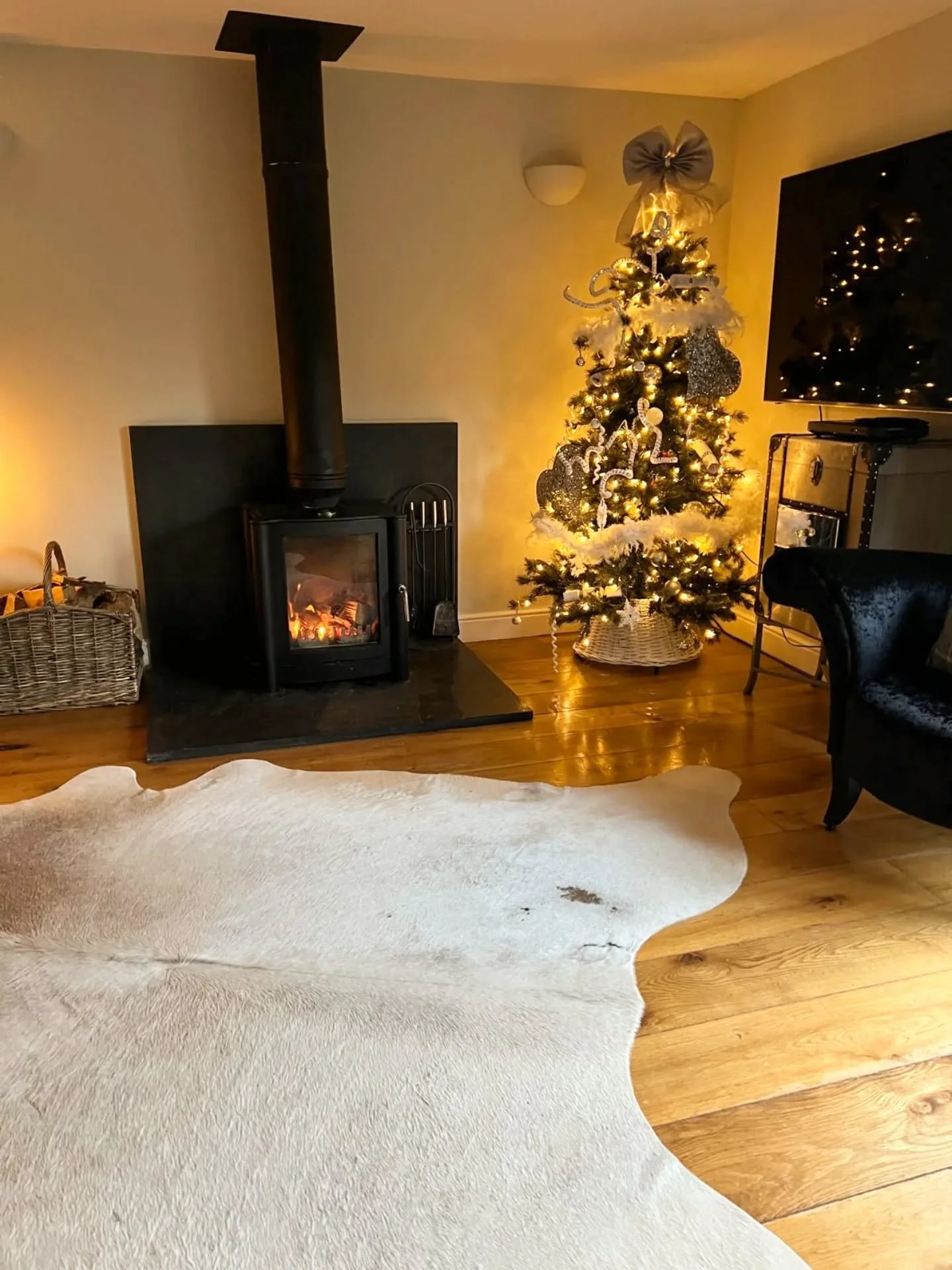 Checking in for Christmas magic ✨

Christmas has finally arrived at Pen-y-worlod holiday cottages and we cannot wait to meet all of our guests, new and old. We are fortunate enough to have all of the holiday cottages booked out over the Christmas per