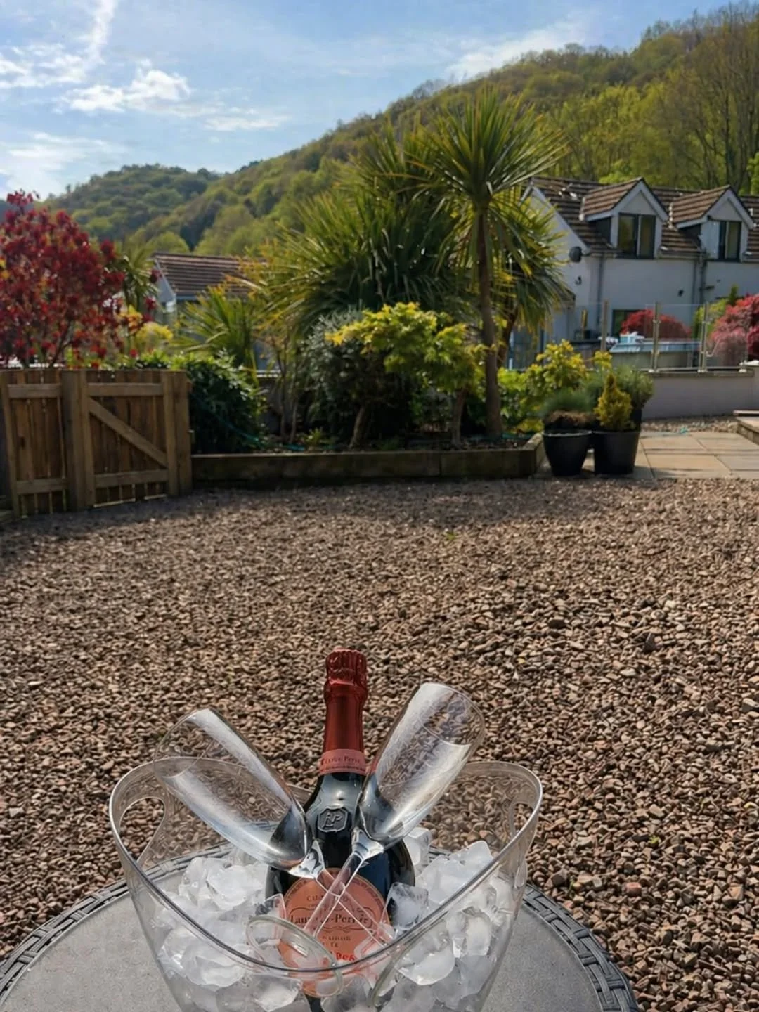 Rounding off April with a glass of bubbly in hand, mountain views ahead 🥂⛰️

Soaking up a beautiful spring day in Wales and every peaceful moment that comes with it 🌿✨