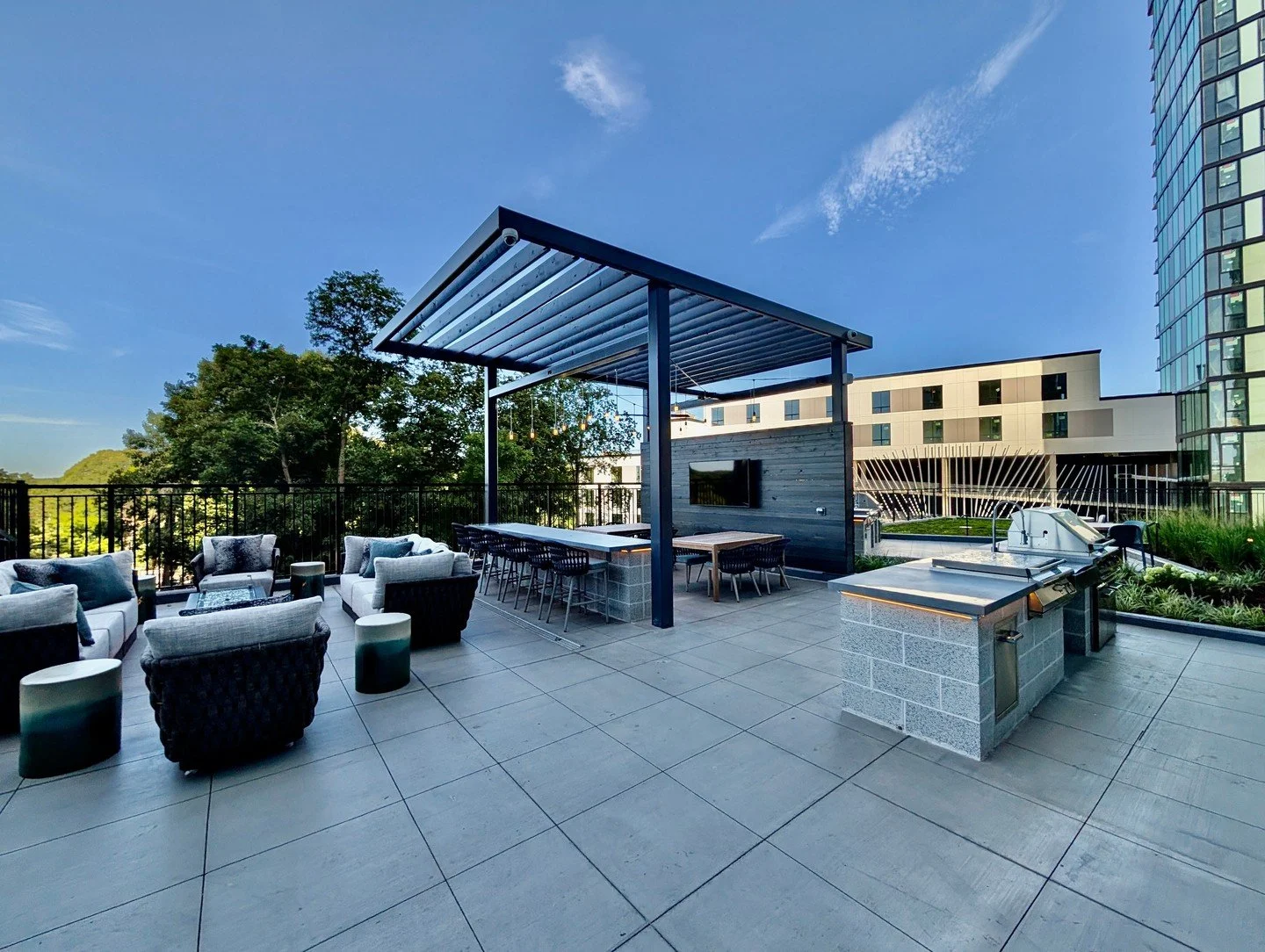 @theholston_raleigh's outdoor kitchen + dining space is made for football game days and fall evenings. 🏈 Plus, our Ultimate Raleigh Tailgate Fan Package is pairs perfectly with this resident amenity! 🎉 It's not too late, get your entries in before 